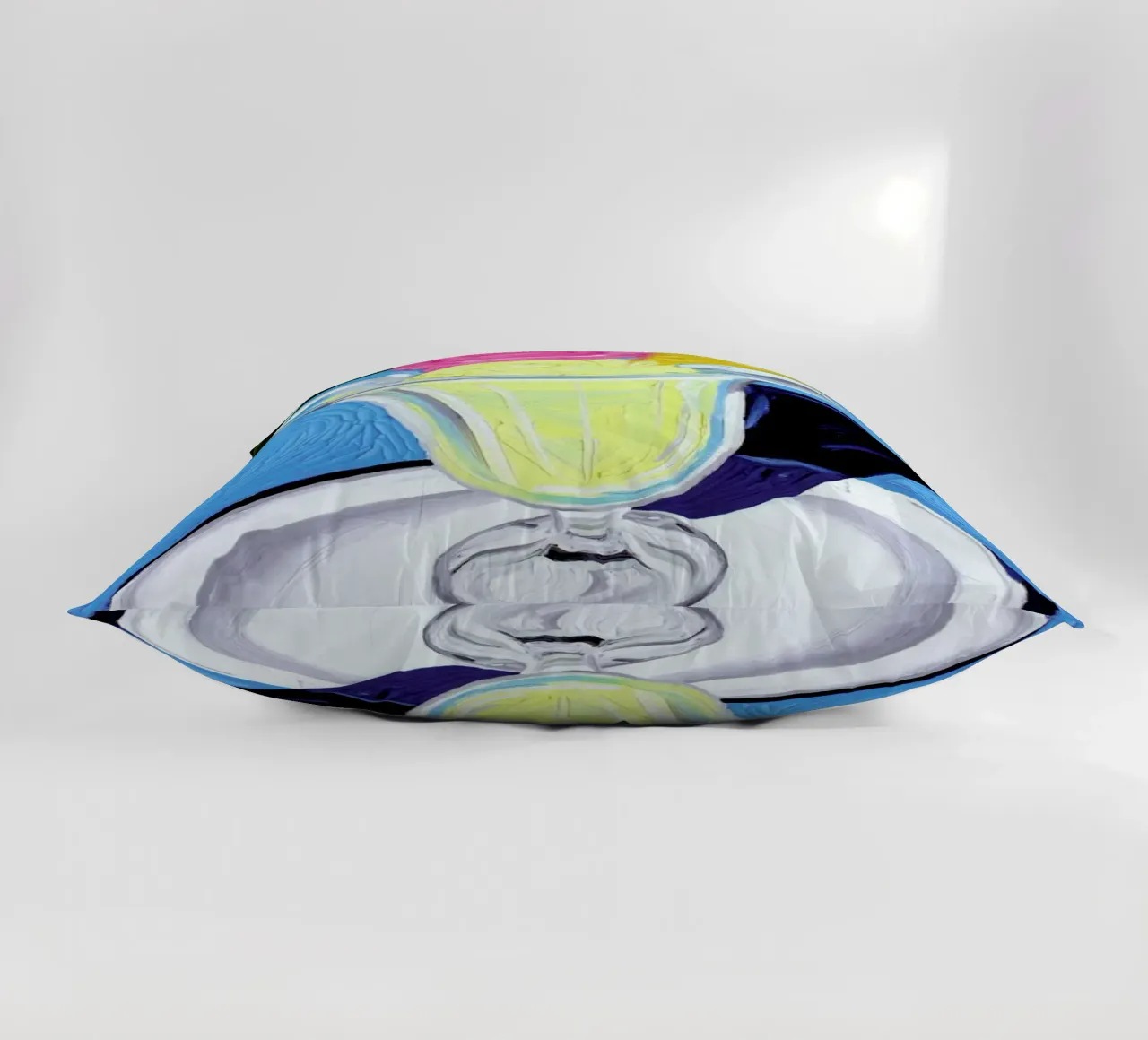 Raspberry And Vanilla Ice Cream In A Glass cuscino da Alice Straker