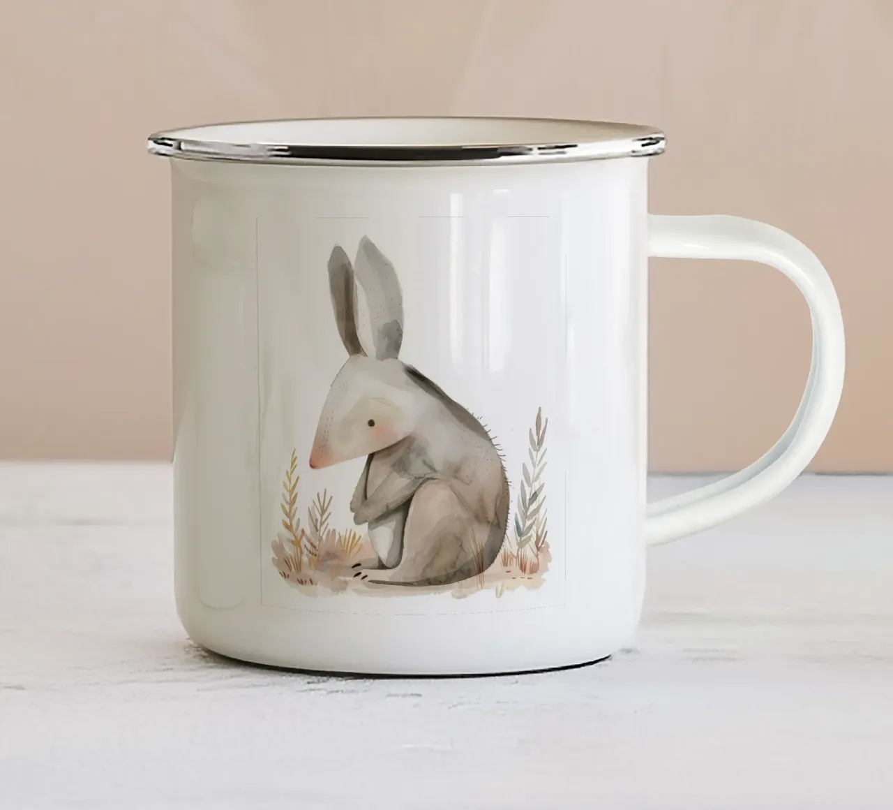 Illustrazione ad acquerello di un marsupiale stilizzato nel fogliame tazza in smalto da DesignDoodle