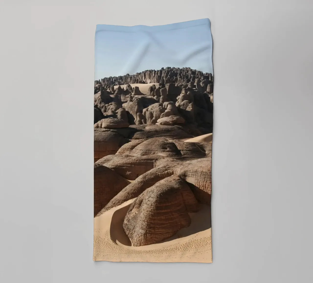 Rocks in the Sahara asciugamano da bagno da photolovers