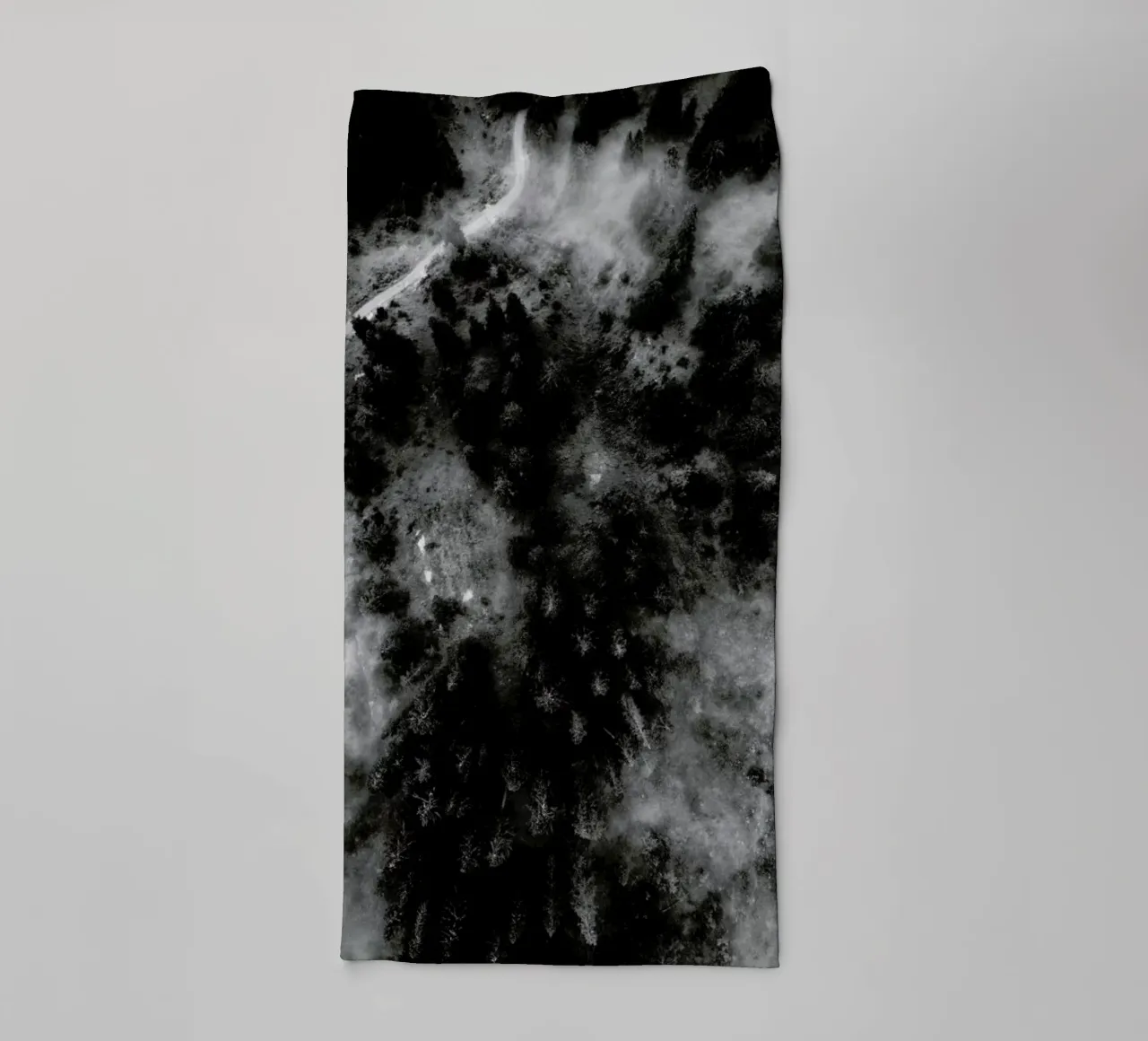 Tree Tops In The Clouds asciugamano da bagno da Sebastian Hilgetag