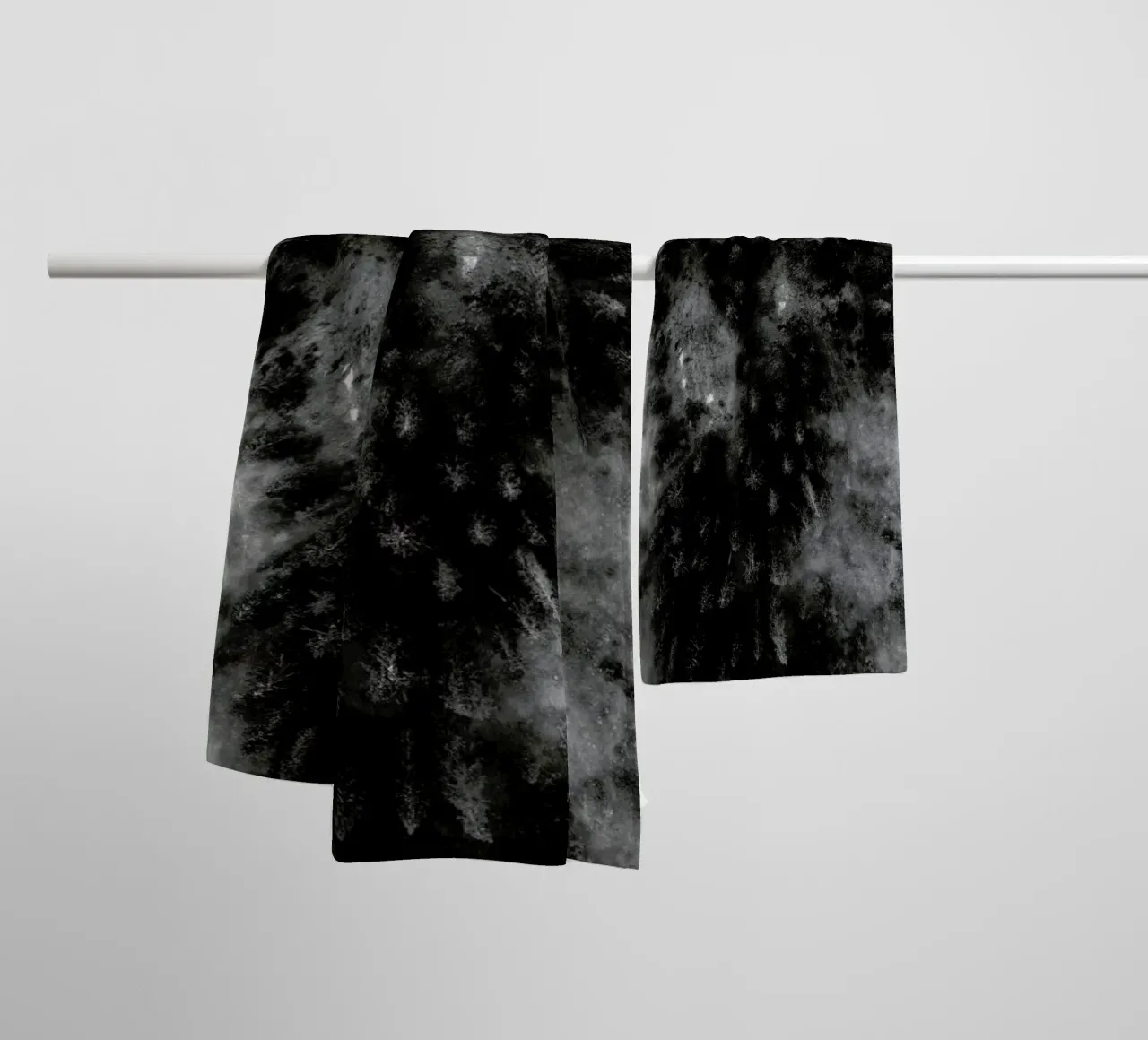 Tree Tops In The Clouds asciugamano da bagno da Sebastian Hilgetag