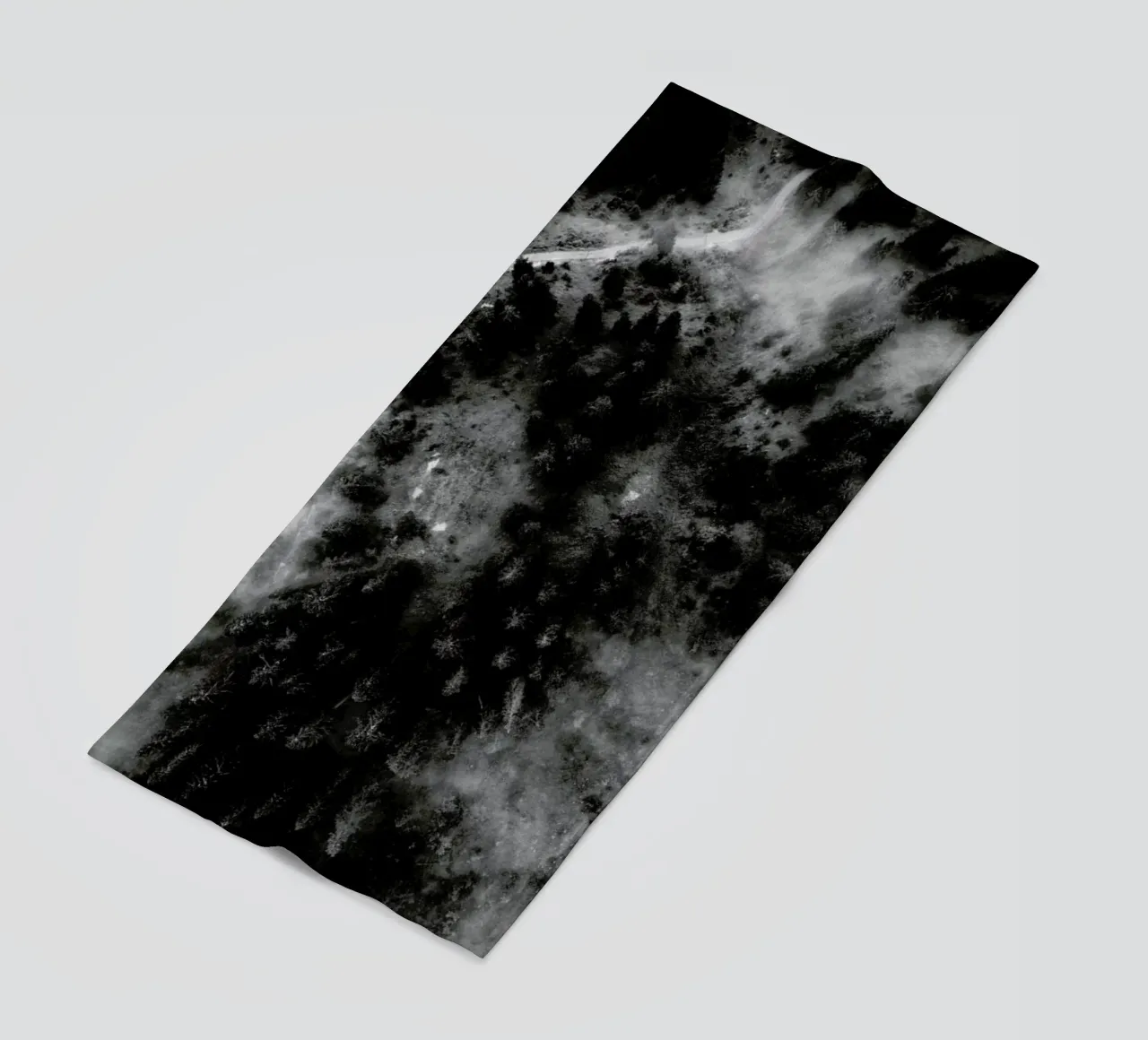 Tree Tops In The Clouds serviette de plage de Sebastian Hilgetag