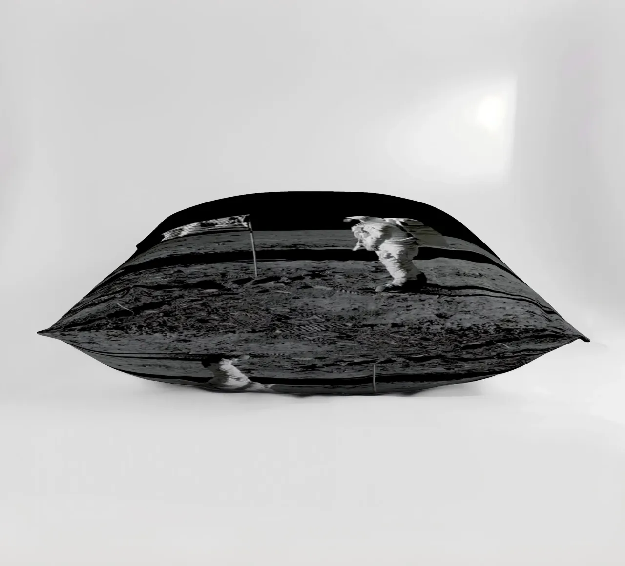Moon Landing cuscino da Vintage by JUNIQE