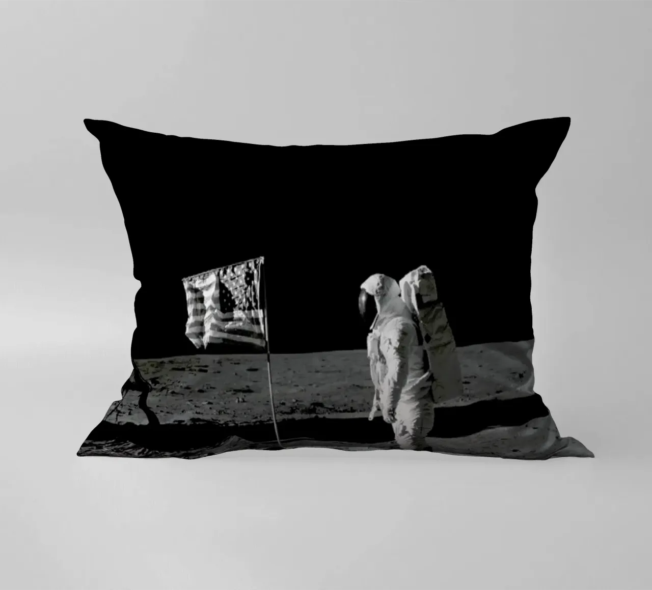 Moon Landing cuscino da Vintage by JUNIQE