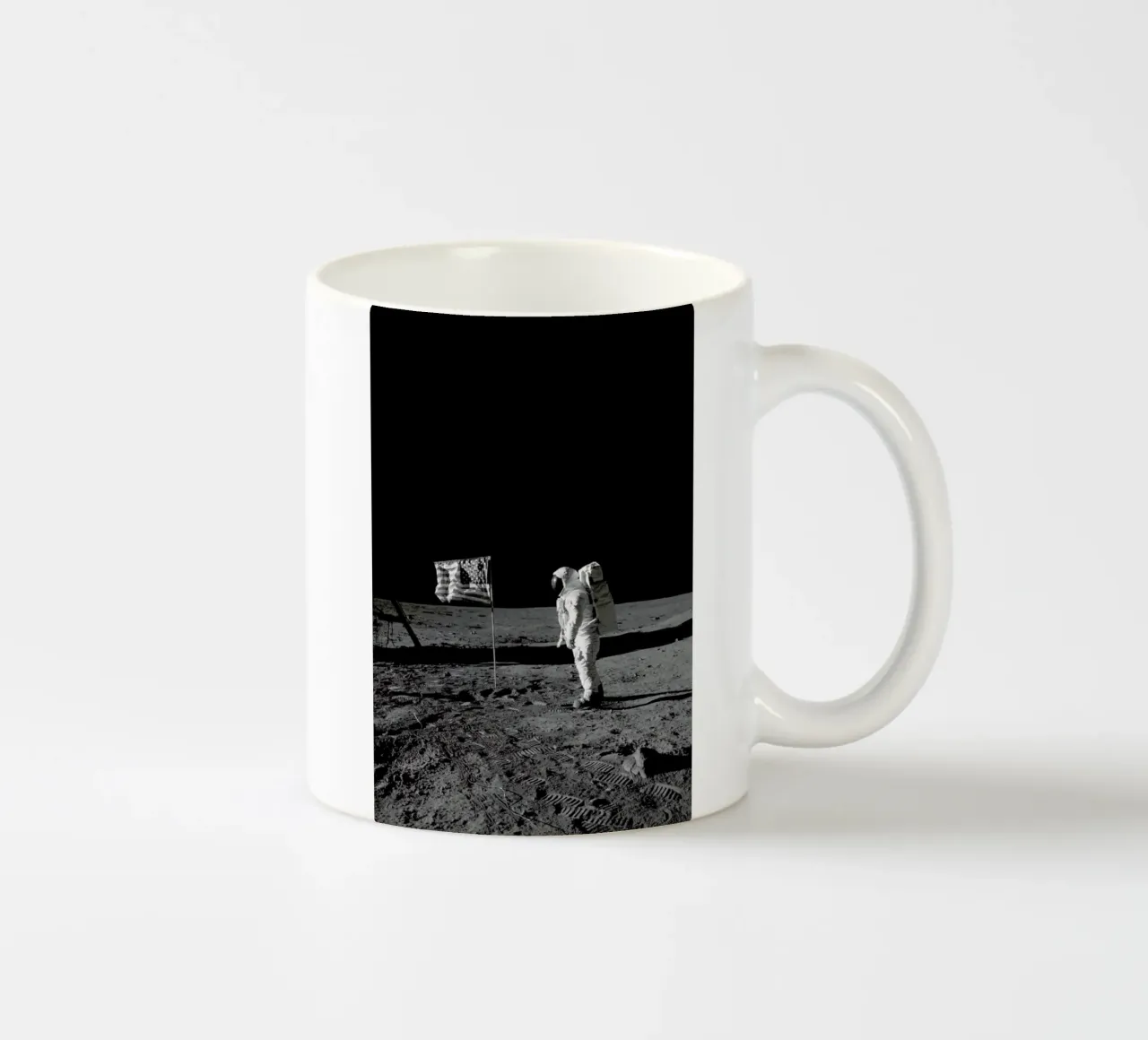 Moon Landing tazza in ceramica da Vintage by JUNIQE