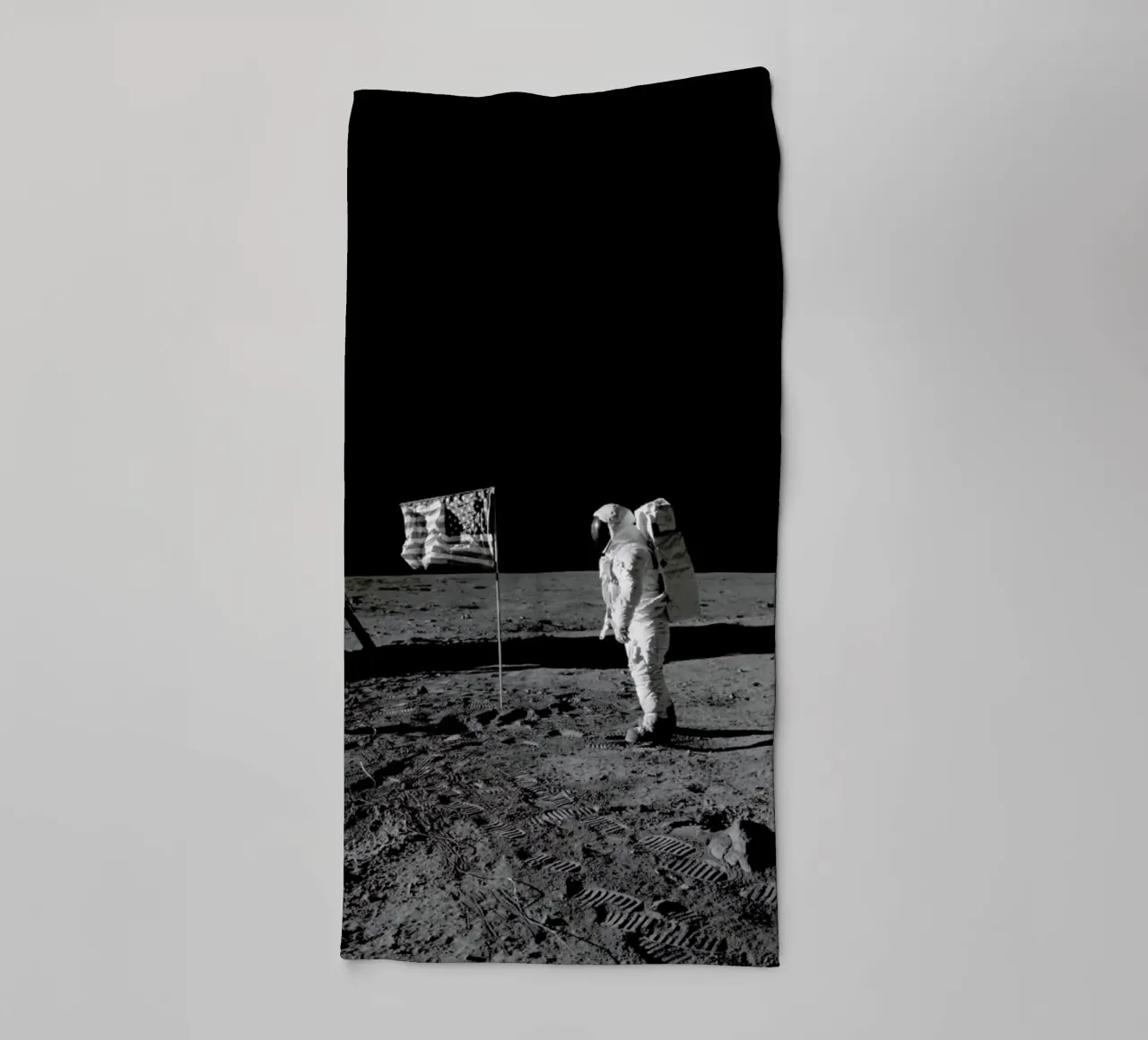 Moon Landing asciugamano da bagno da Vintage by JUNIQE