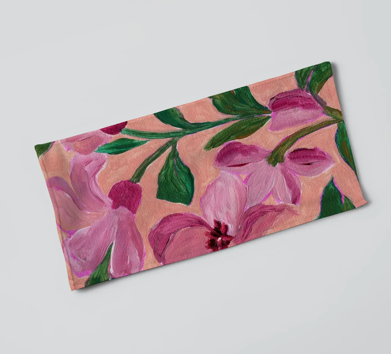 Fiori rosa con foglie verdi in grassetto asciugamano da bagno da Nikita Jariwala