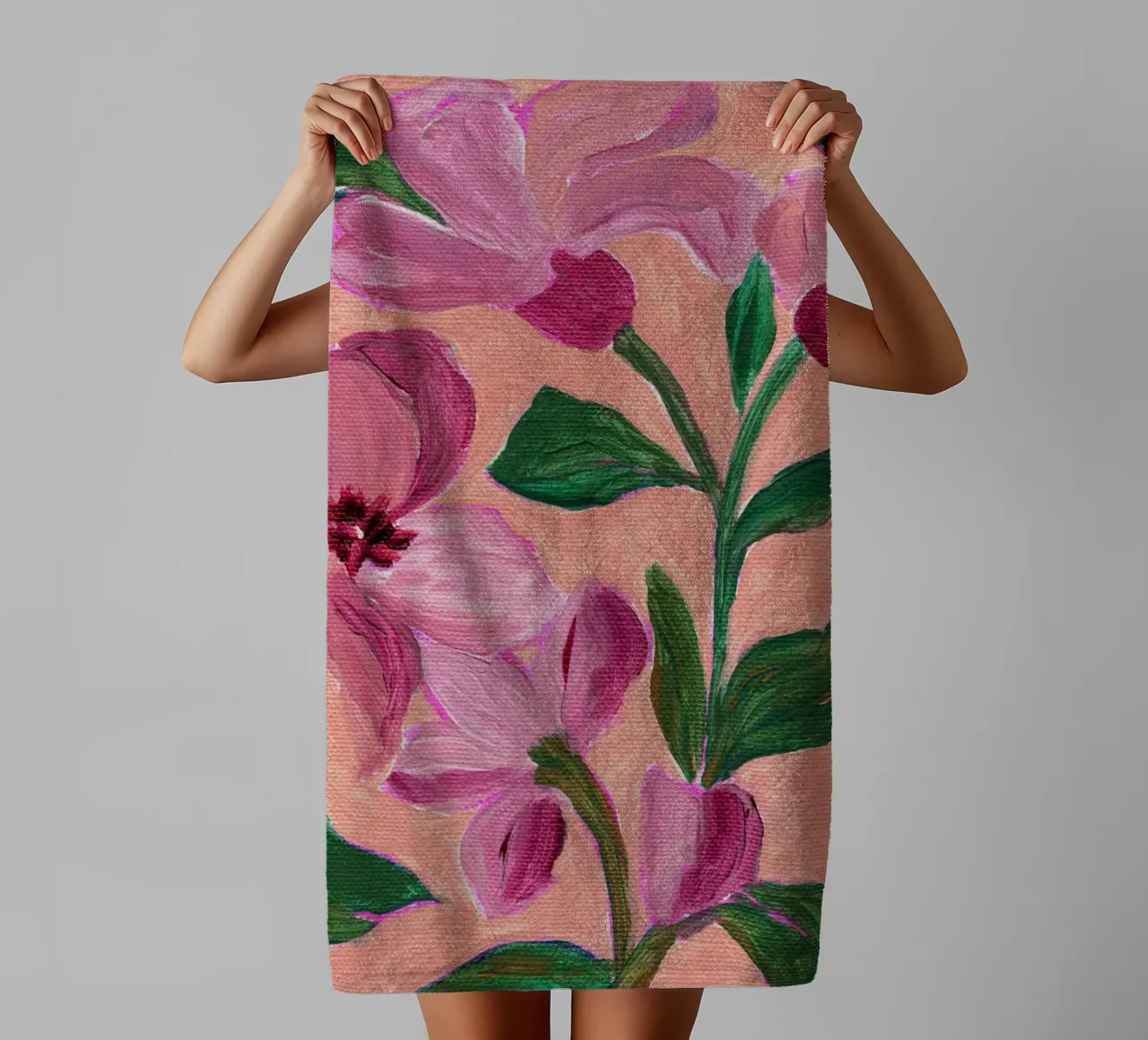 Fiori rosa con foglie verdi in grassetto asciugamano da bagno da Nikita Jariwala