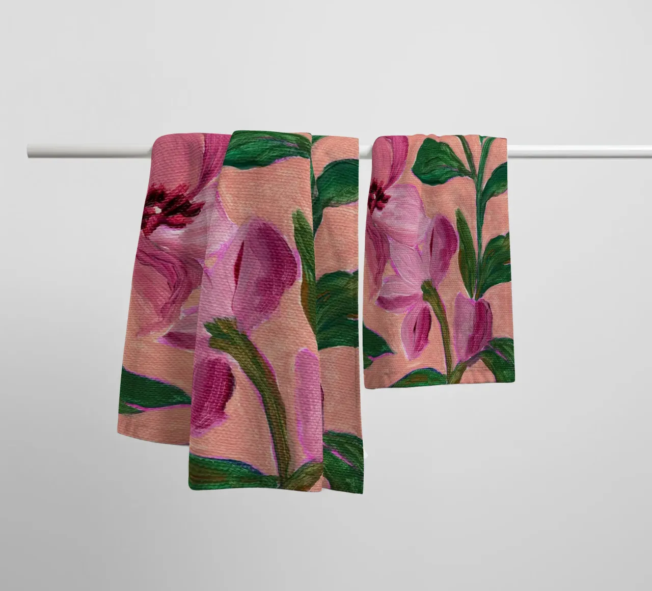 Fiori rosa con foglie verdi in grassetto asciugamano da bagno da Nikita Jariwala