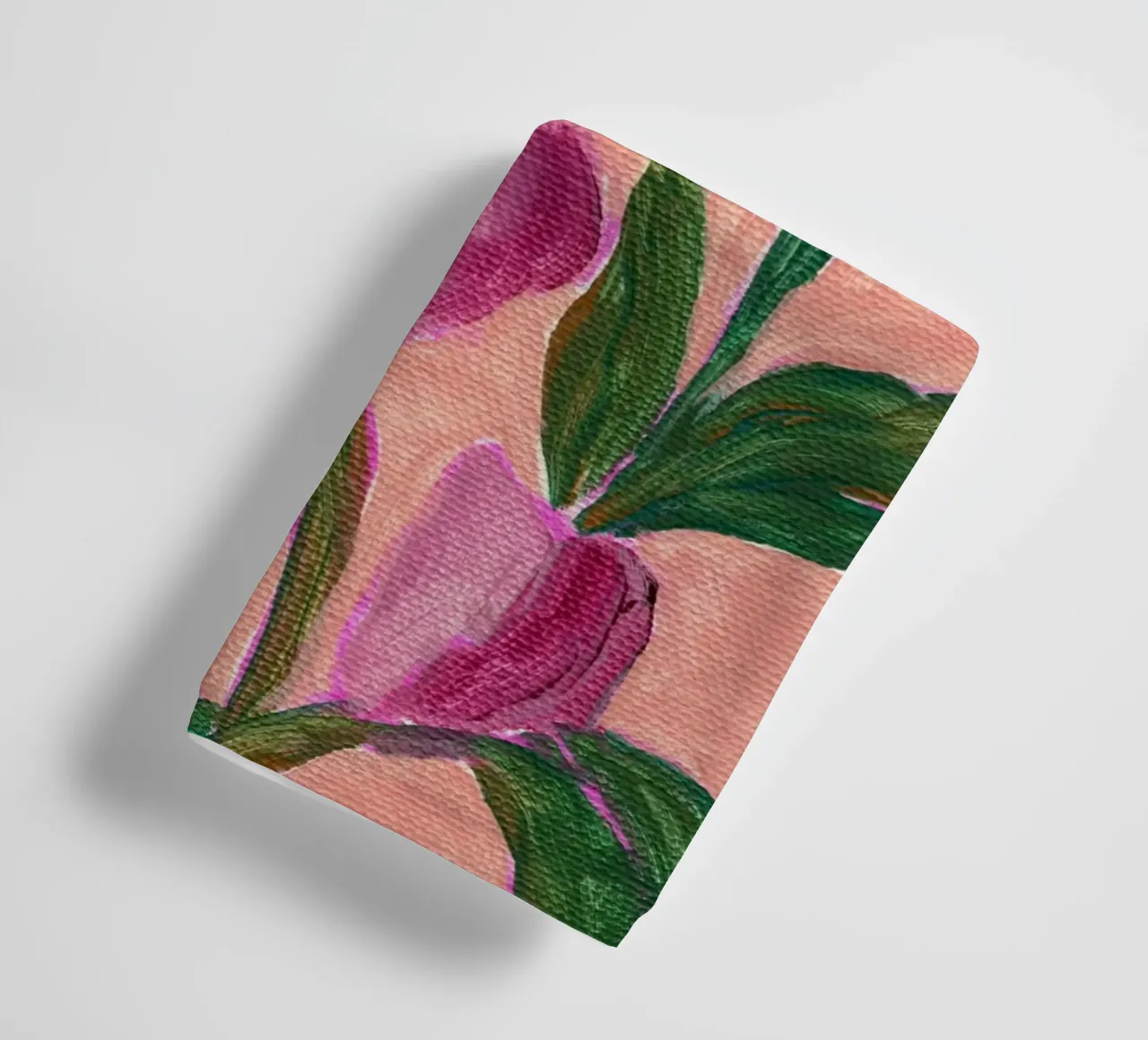 Fiori rosa con foglie verdi in grassetto asciugamano da bagno da Nikita Jariwala