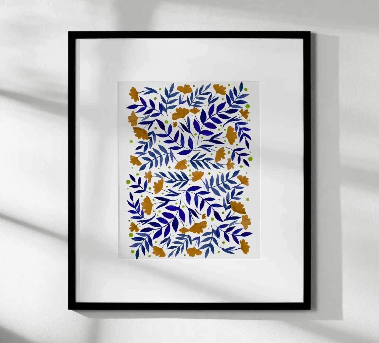Foglie blu e fiori arancioni poster con telaio in alluminio da Angela Minca