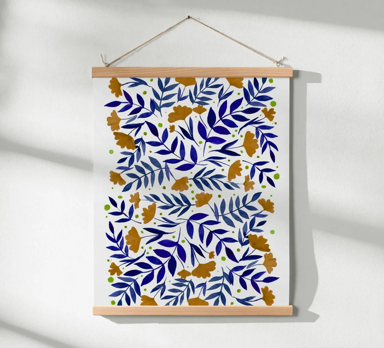 Foglie blu e fiori arancioni poster con telaio in alluminio da Angela Minca