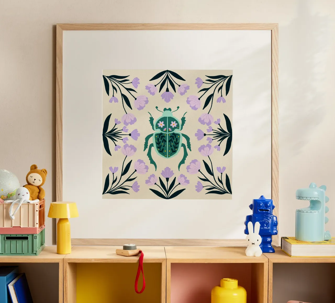 Scarabeo con fiori poster con telaio in legno da Angela Minca