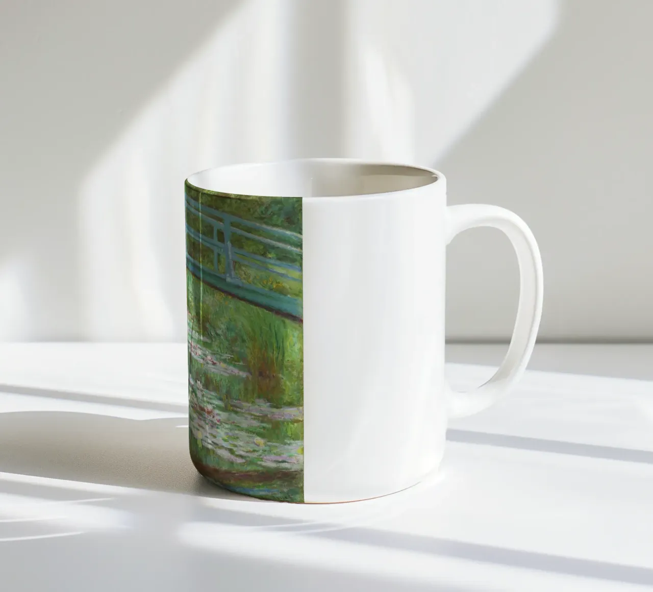 La passerella giapponese di Claude Monet (1899) tazza in ceramica da Monet Art Prints