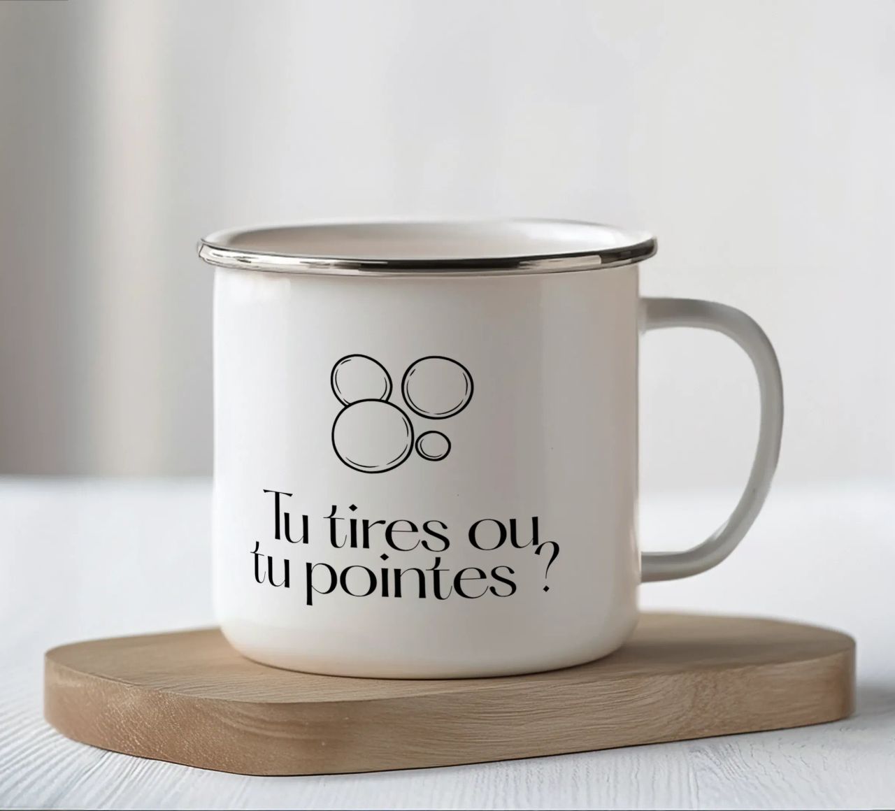 Tu tires ou tu pointes ? tazza in smalto da Idées & Création