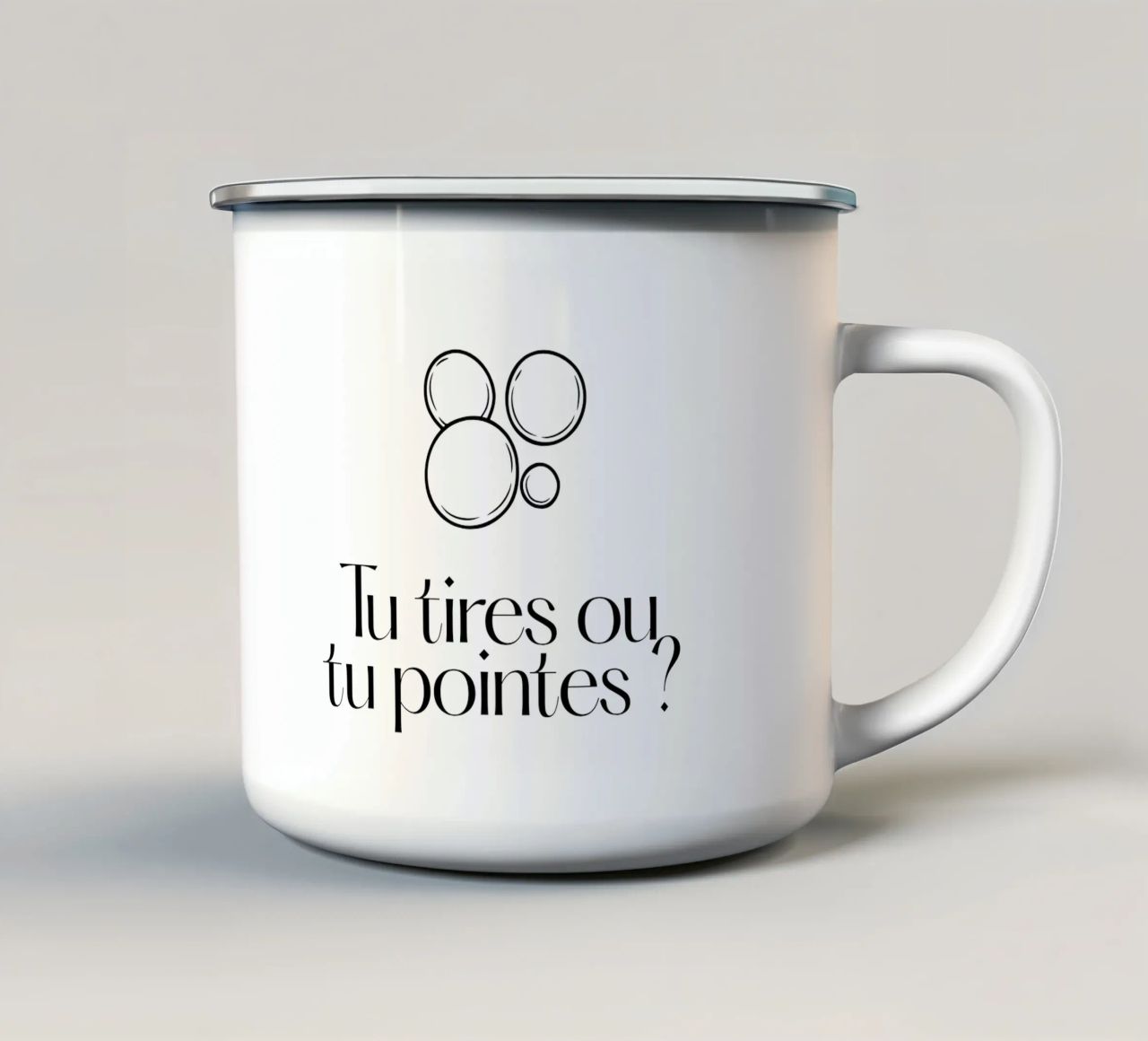 Tu tires ou tu pointes ? tazza in smalto da Idées & Création
