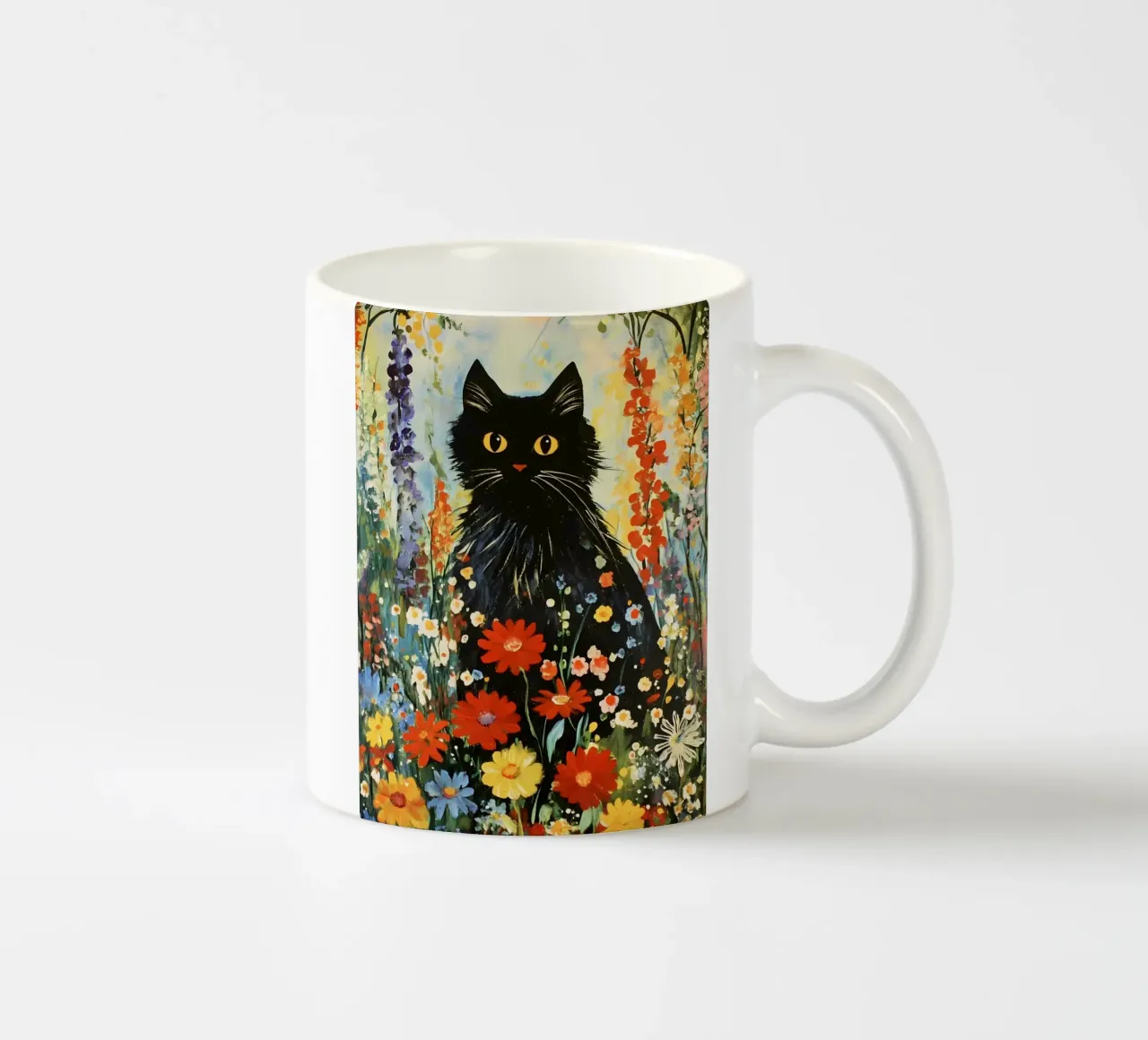 Gatto nero in prato fiorito tazza in ceramica da IamHomeStudio