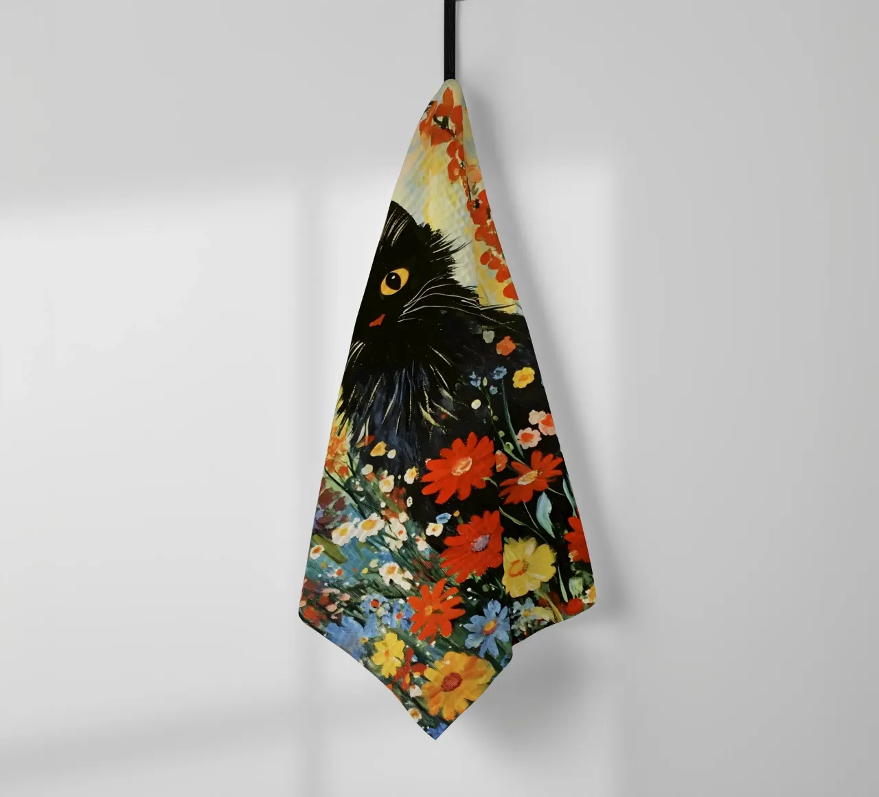 Chat noir dans un pré fleuri torchon de IamHomeStudio