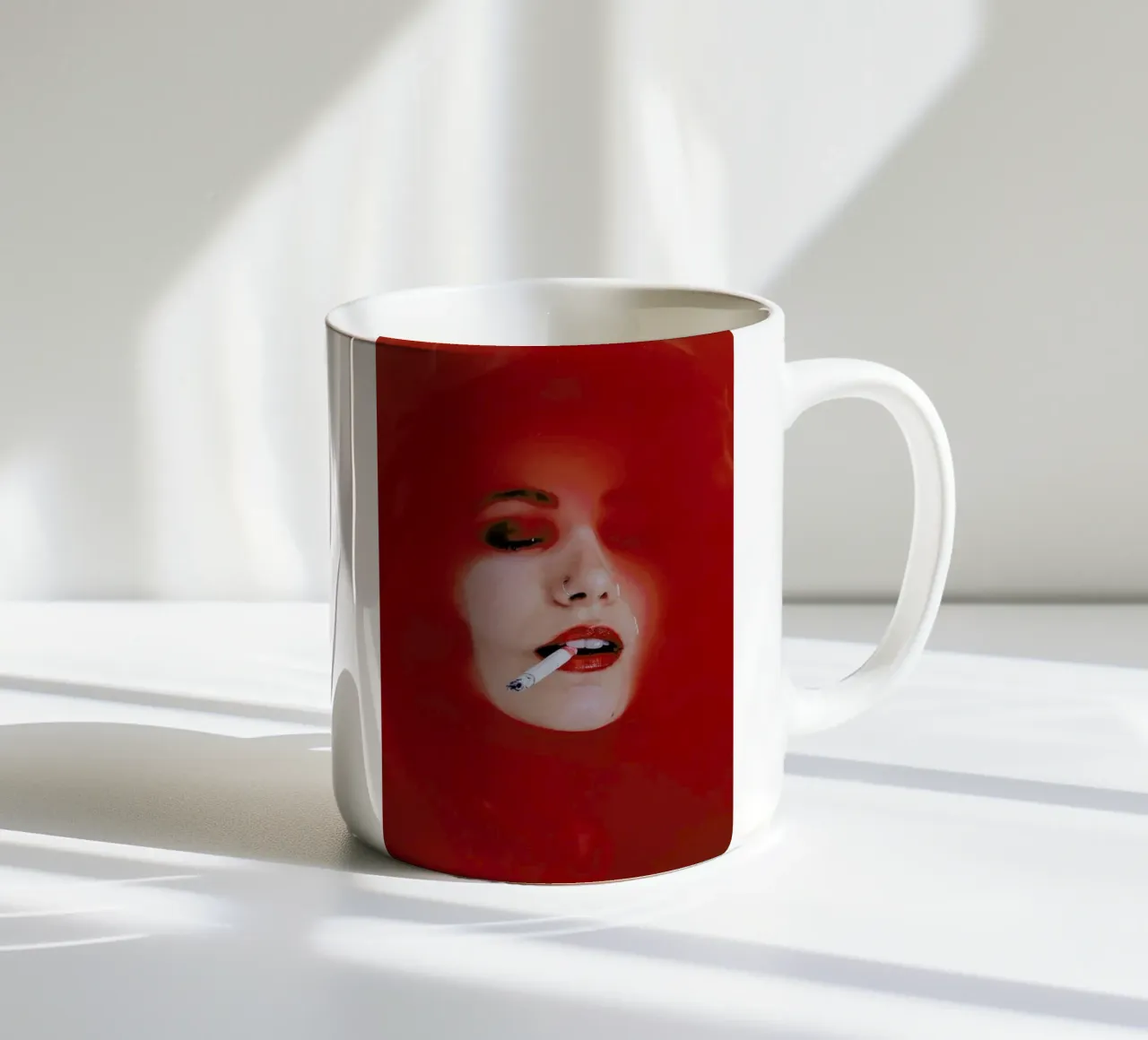 Smoking in Red tazza in ceramica da EyeEm Mobile GmbH