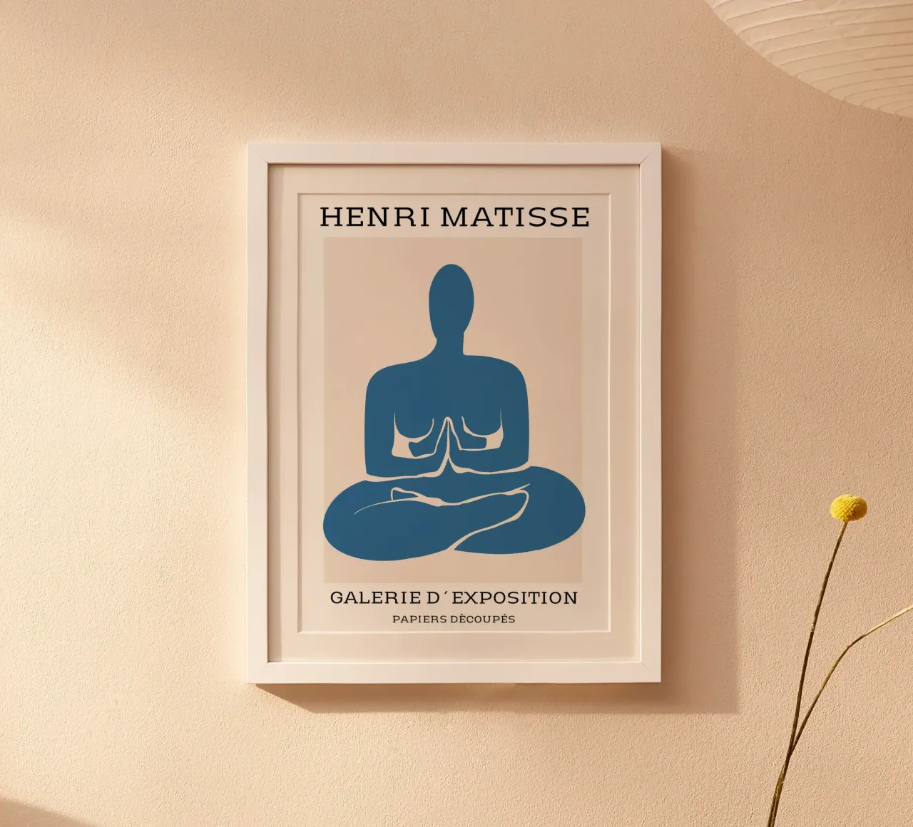 silhoutte di una figura in posizione di meditazione poster con telaio in plastica da sazkia art