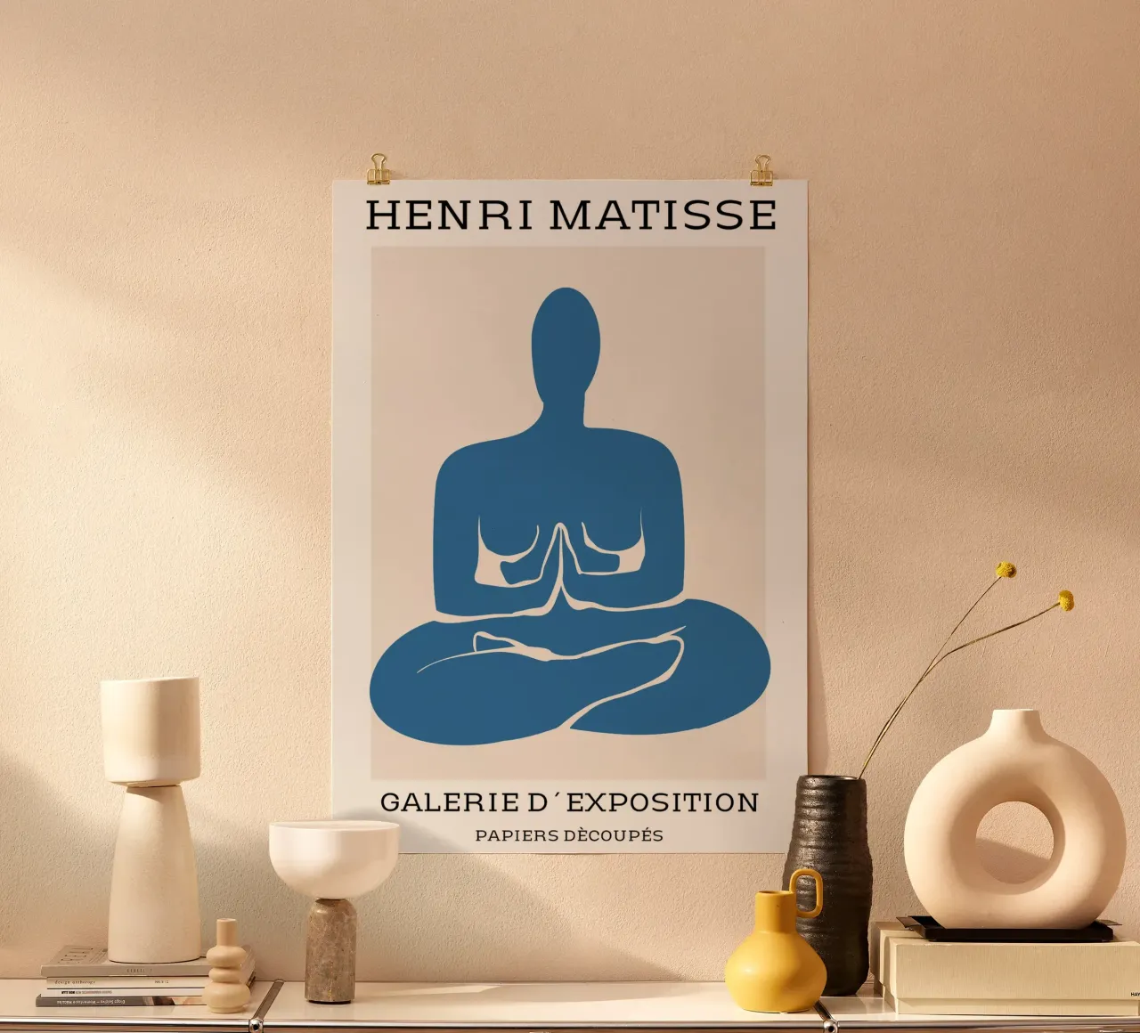 silhoutte di una figura in posizione di meditazione poster con telaio in plastica da sazkia art