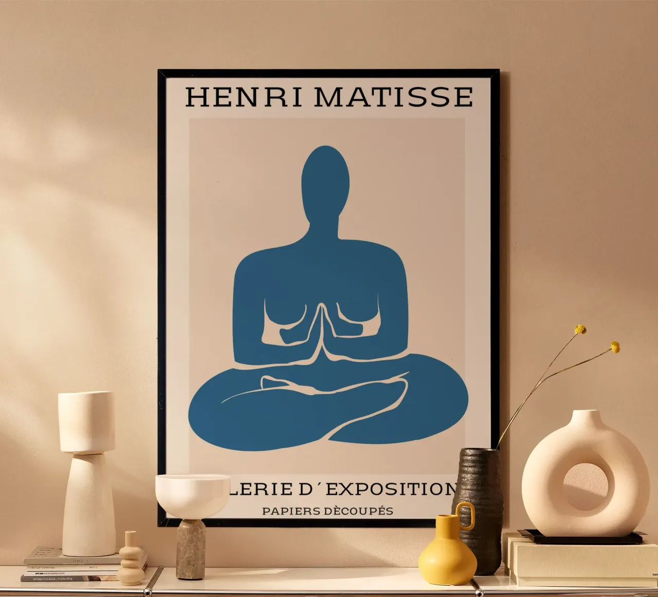 silhoutte di una figura in posizione di meditazione poster con telaio in plastica da sazkia art