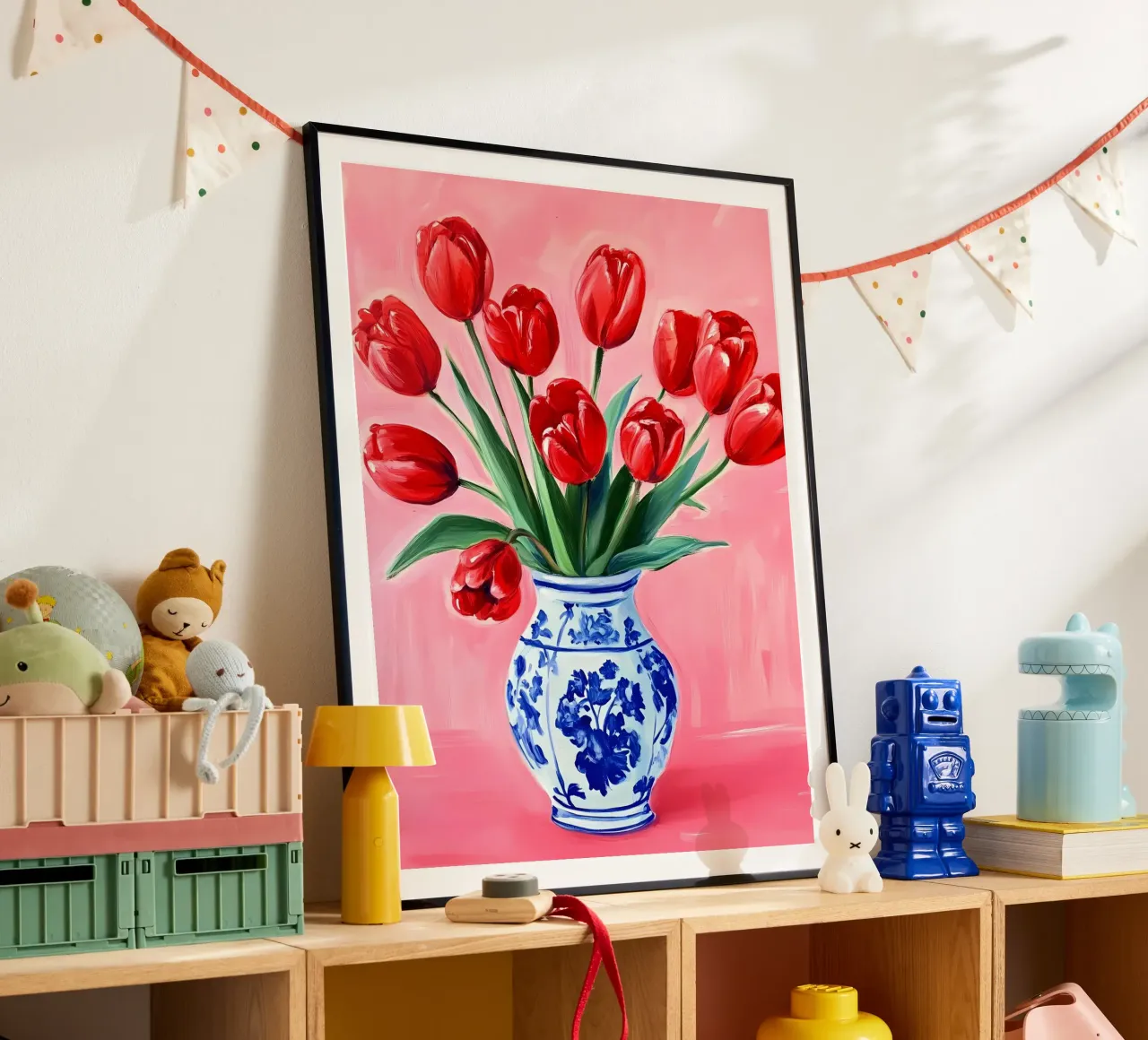 Tulipani rossi in vaso poster con telaio in legno da IamHomeStudio