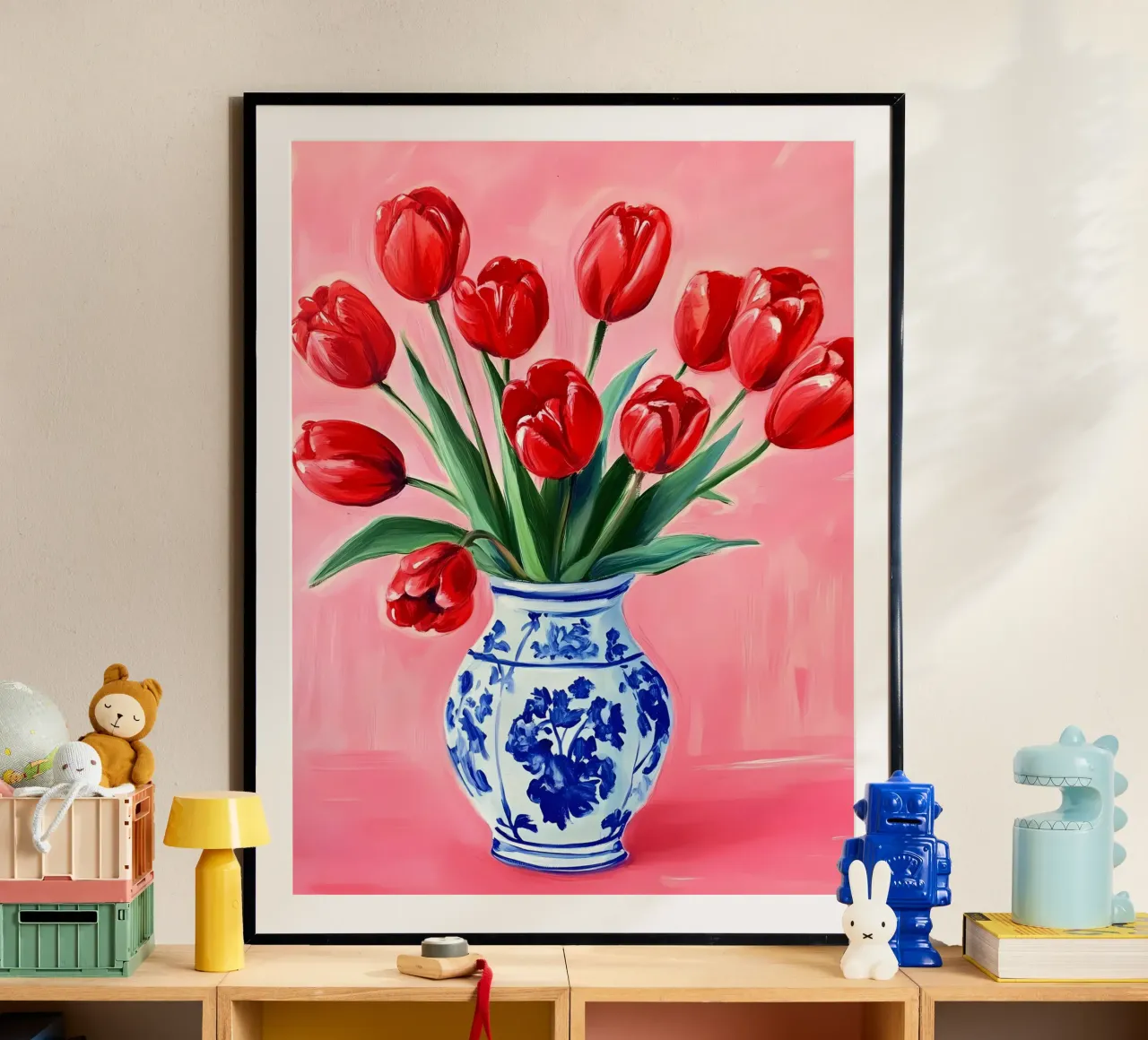 Tulipani rossi in vaso poster con telaio in legno da IamHomeStudio