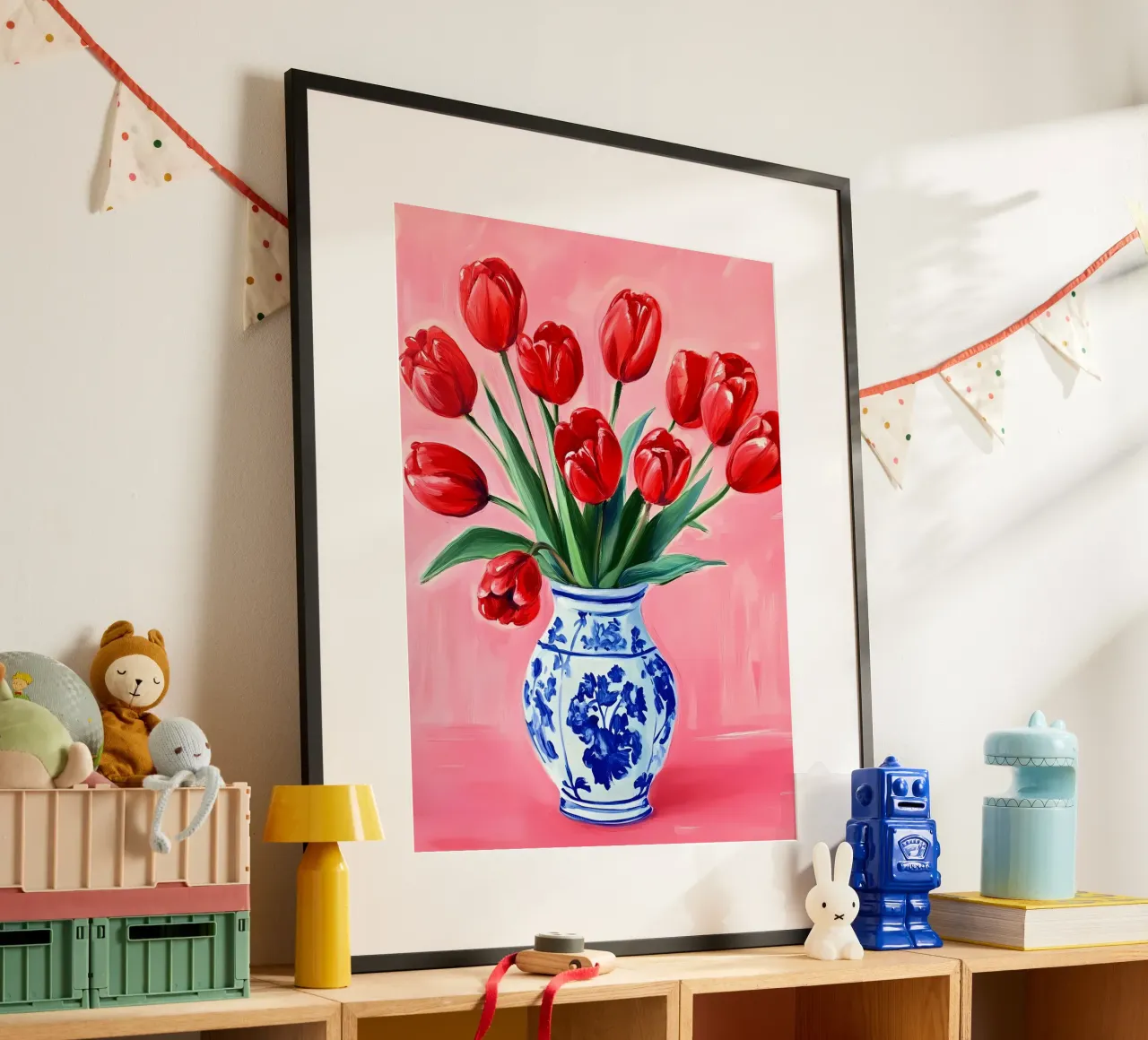 Tulipani rossi in vaso poster con telaio in legno da IamHomeStudio