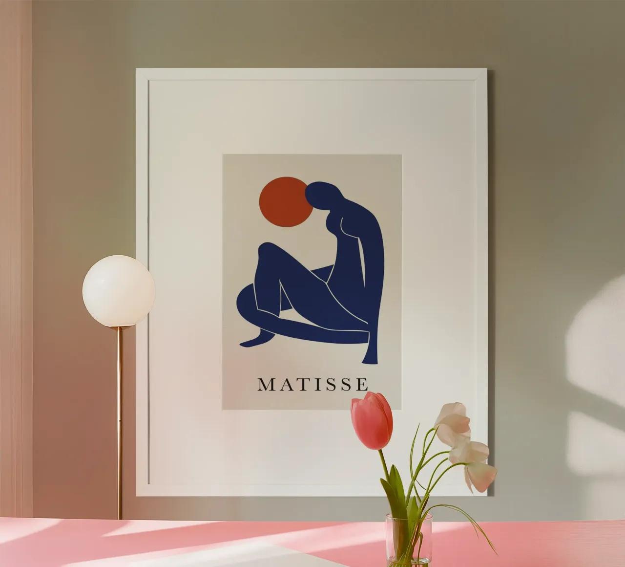Silhouette einer Frau, die in der Sonne sitzt Poster mit Holzrahmen von sazkia art