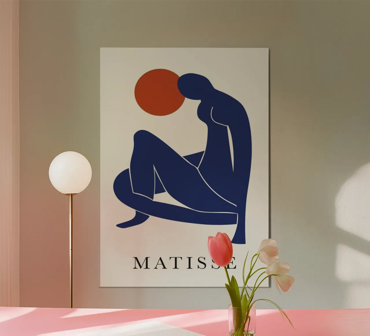 Silhouette einer Frau, die in der Sonne sitzt Poster mit Holzrahmen von sazkia art