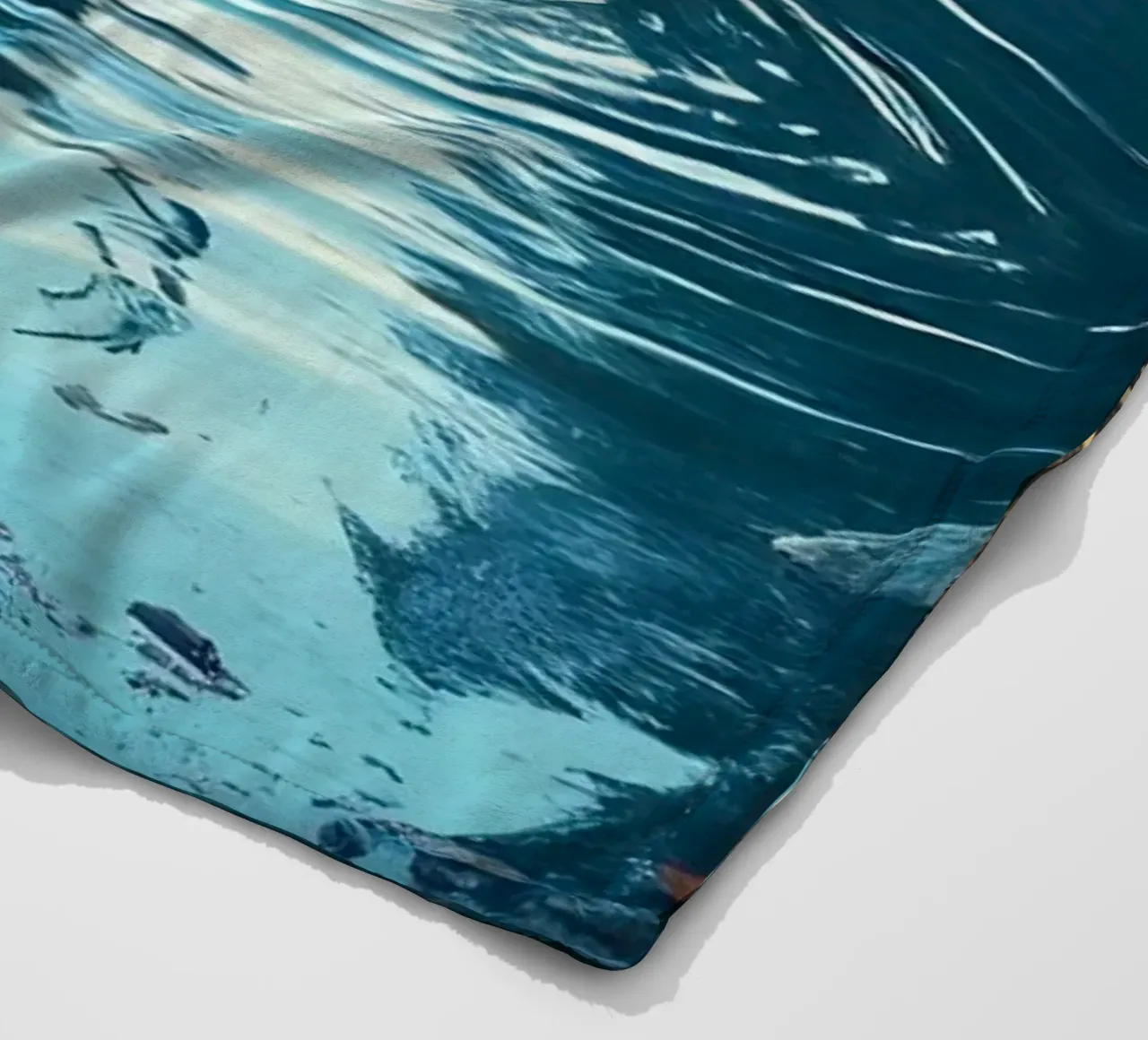 Cervi in un fiume tranquillo coperta in pile da Wild Beauty