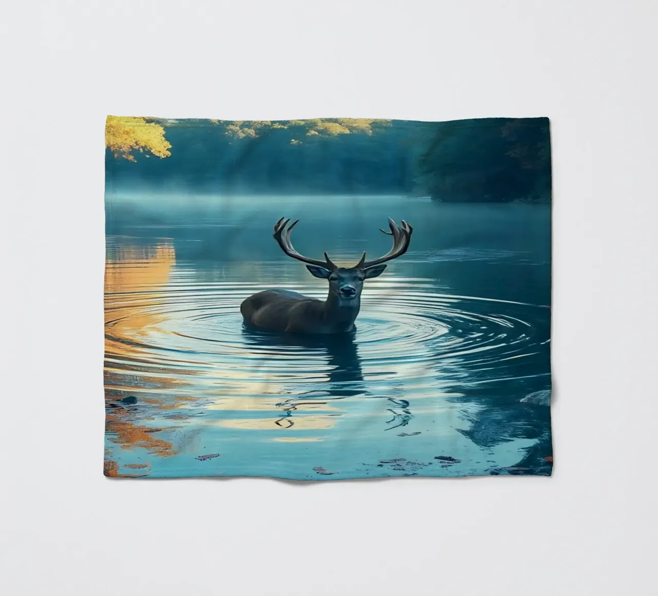 Cervi in un fiume tranquillo coperta in pile da Wild Beauty