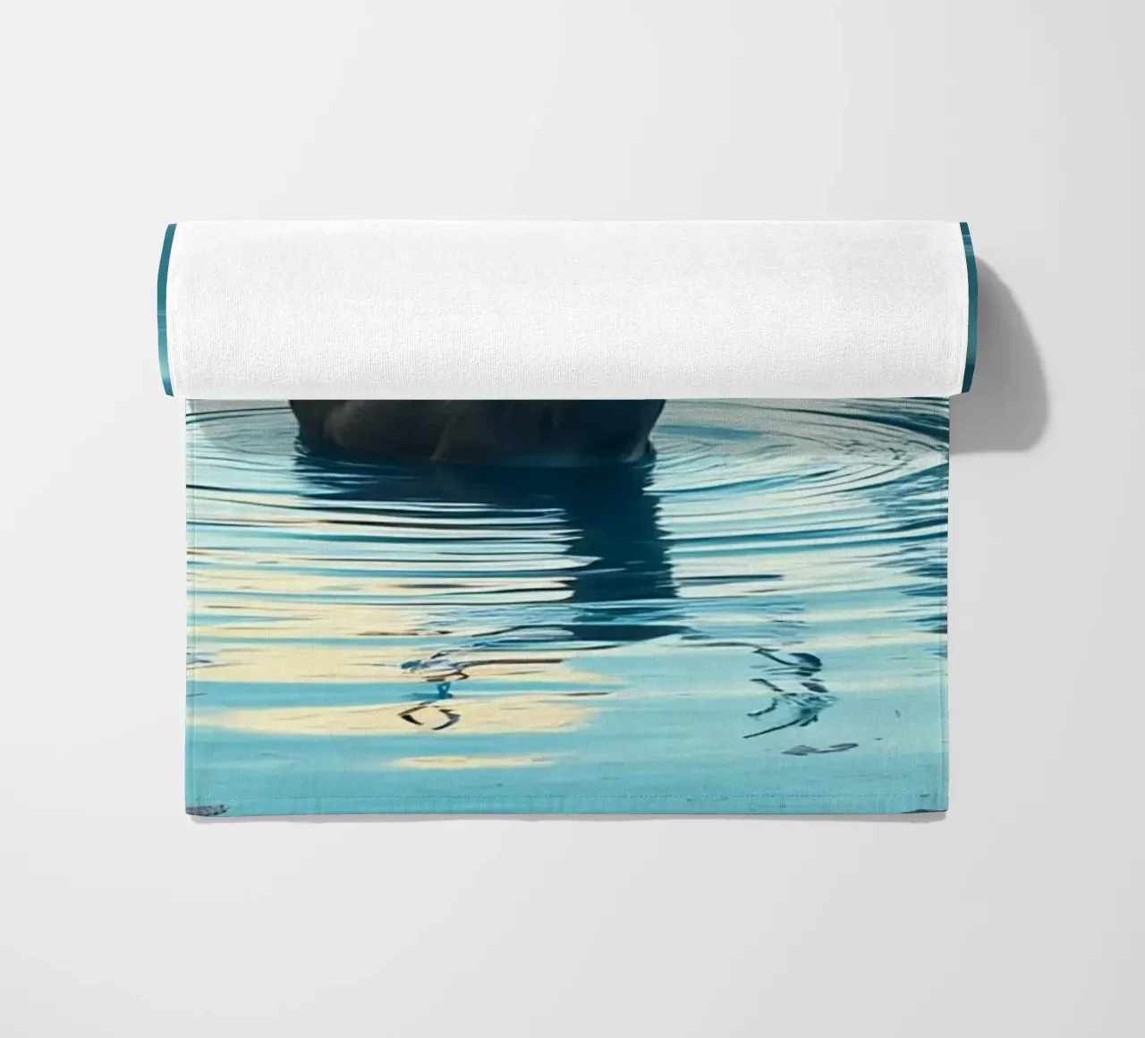 Cervi in un fiume tranquillo telo mare da Wild Beauty