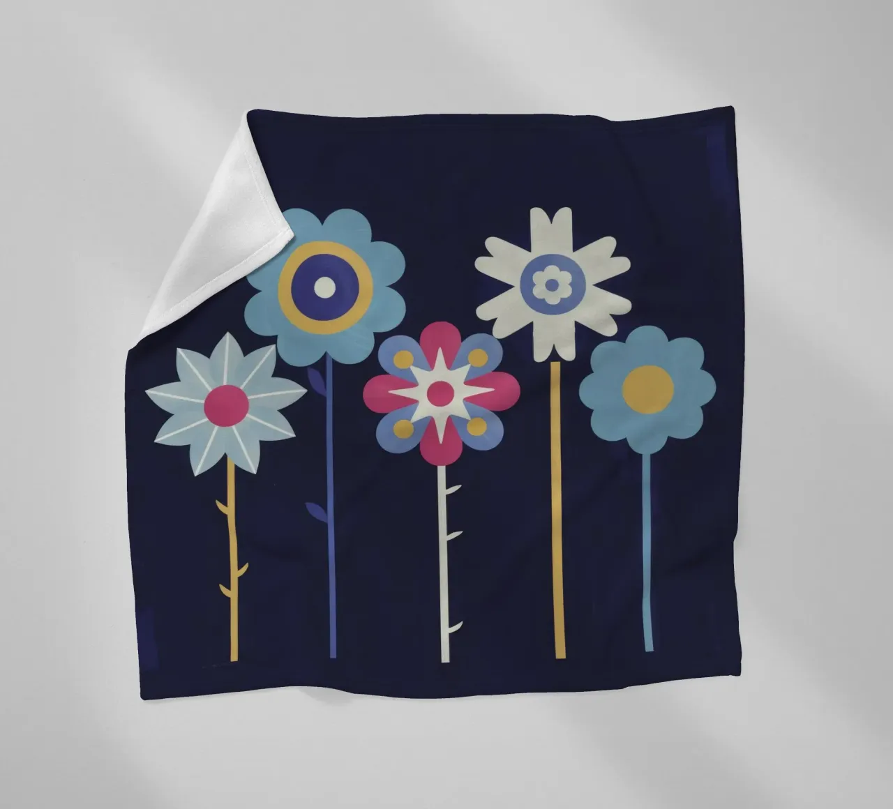 Fila di fiori stravaganti coperta in pile da Moonlite Desire