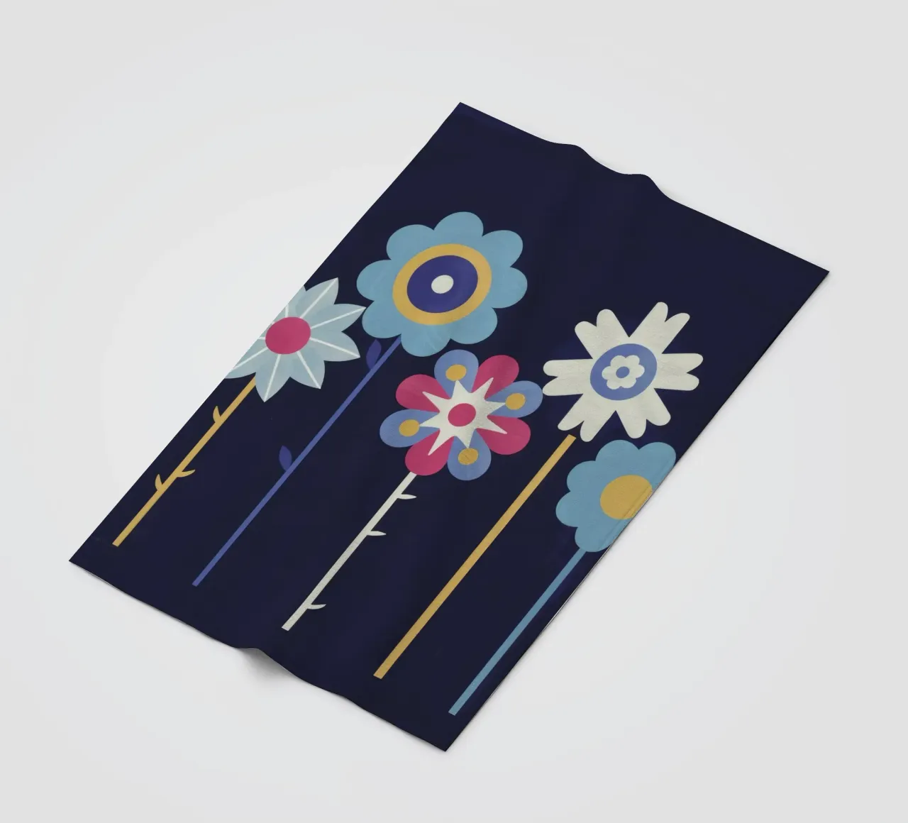 Fila di fiori stravaganti coperta in pile da Moonlite Desire