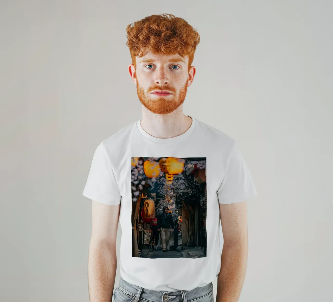 Scena di strada a Tokyo, Giappone t-shirt da Marcel Bisig