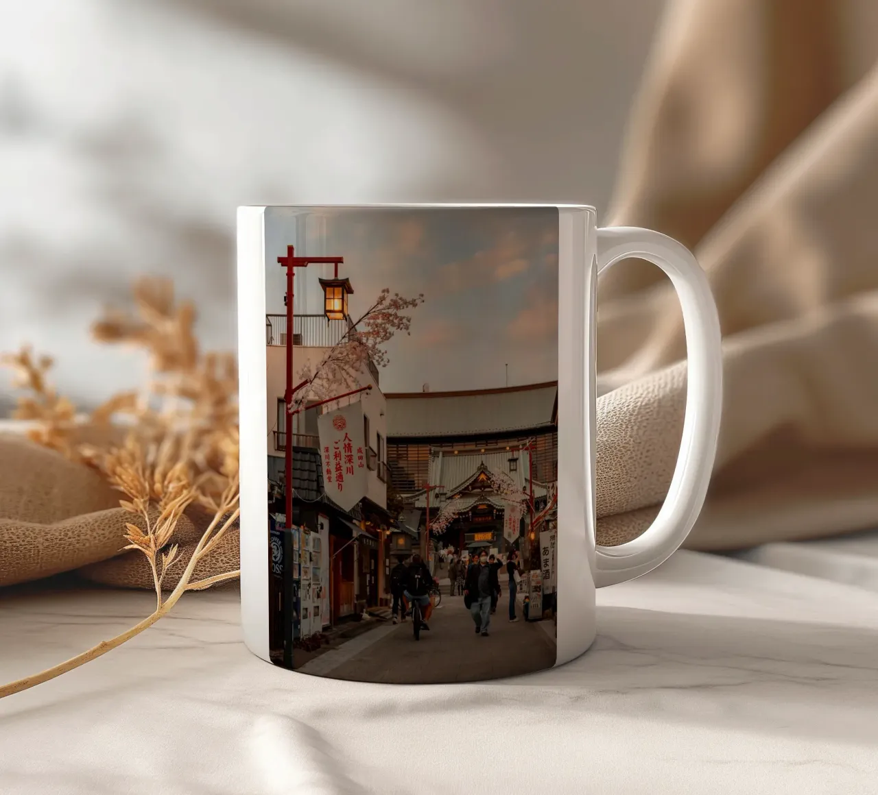 Tempio del tramonto a Tokyo, Giappone tazza in ceramica da Marcel Bisig