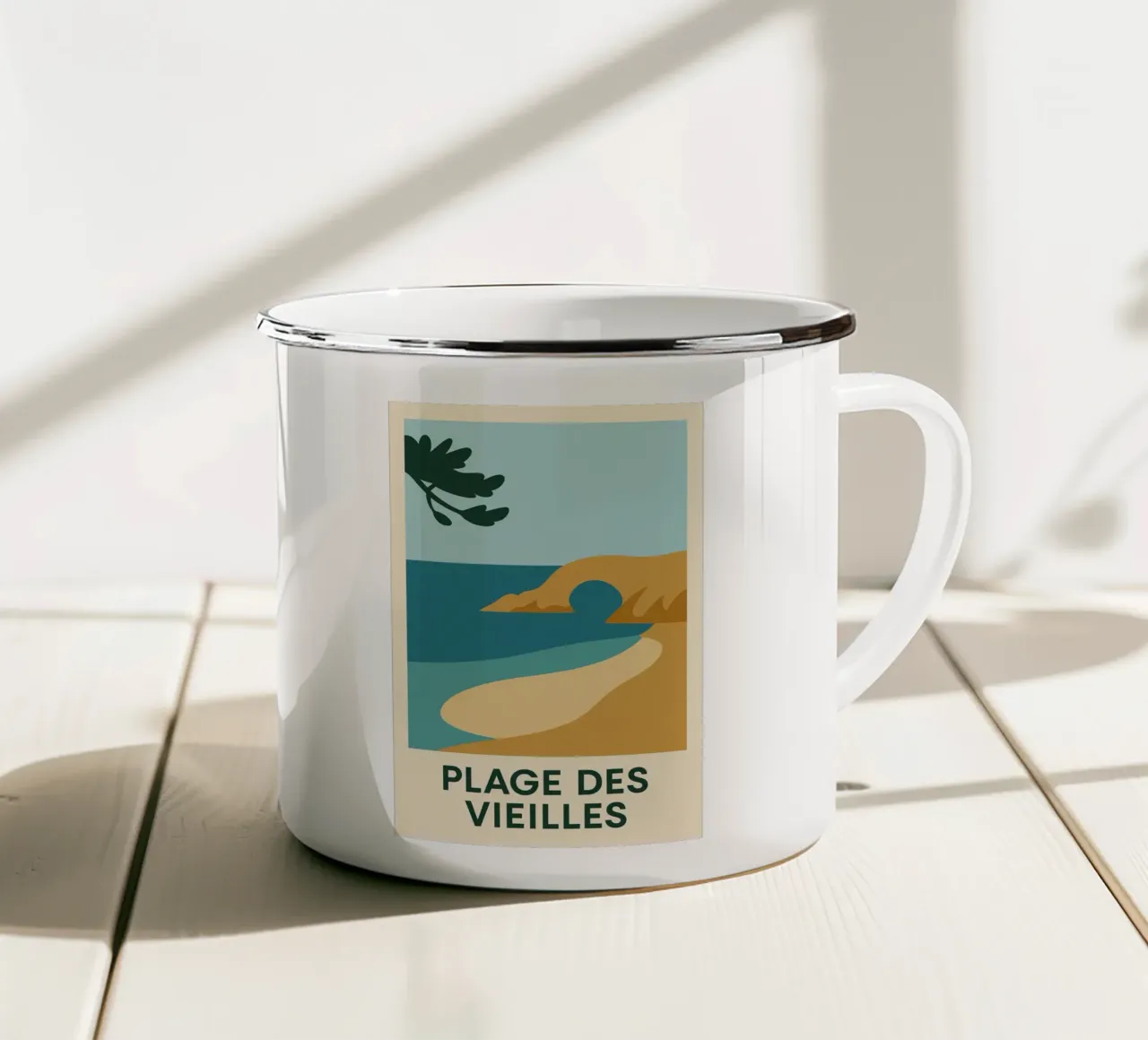 Plage des Vieilles - Una fuga grafica sull'Ile d'Yeu tazza in smalto da JETLAG | affiches voyage