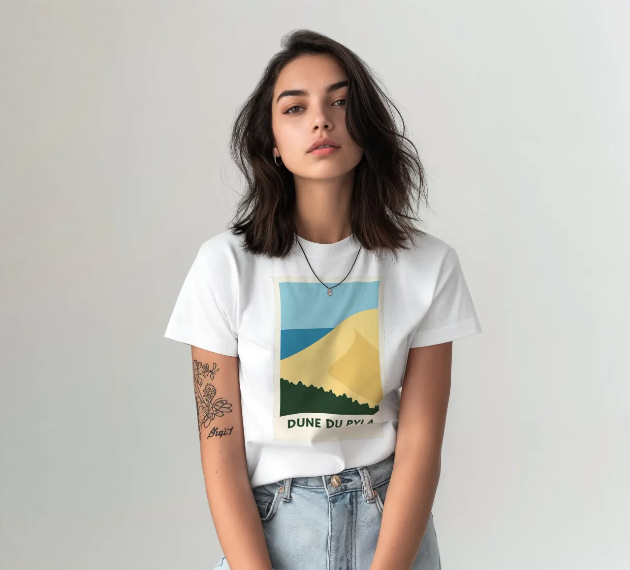Dune du Pyla - Un affioramento sabbioso e l'orizzonte dell'oceano t-shirt da JETLAG | affiches voyage