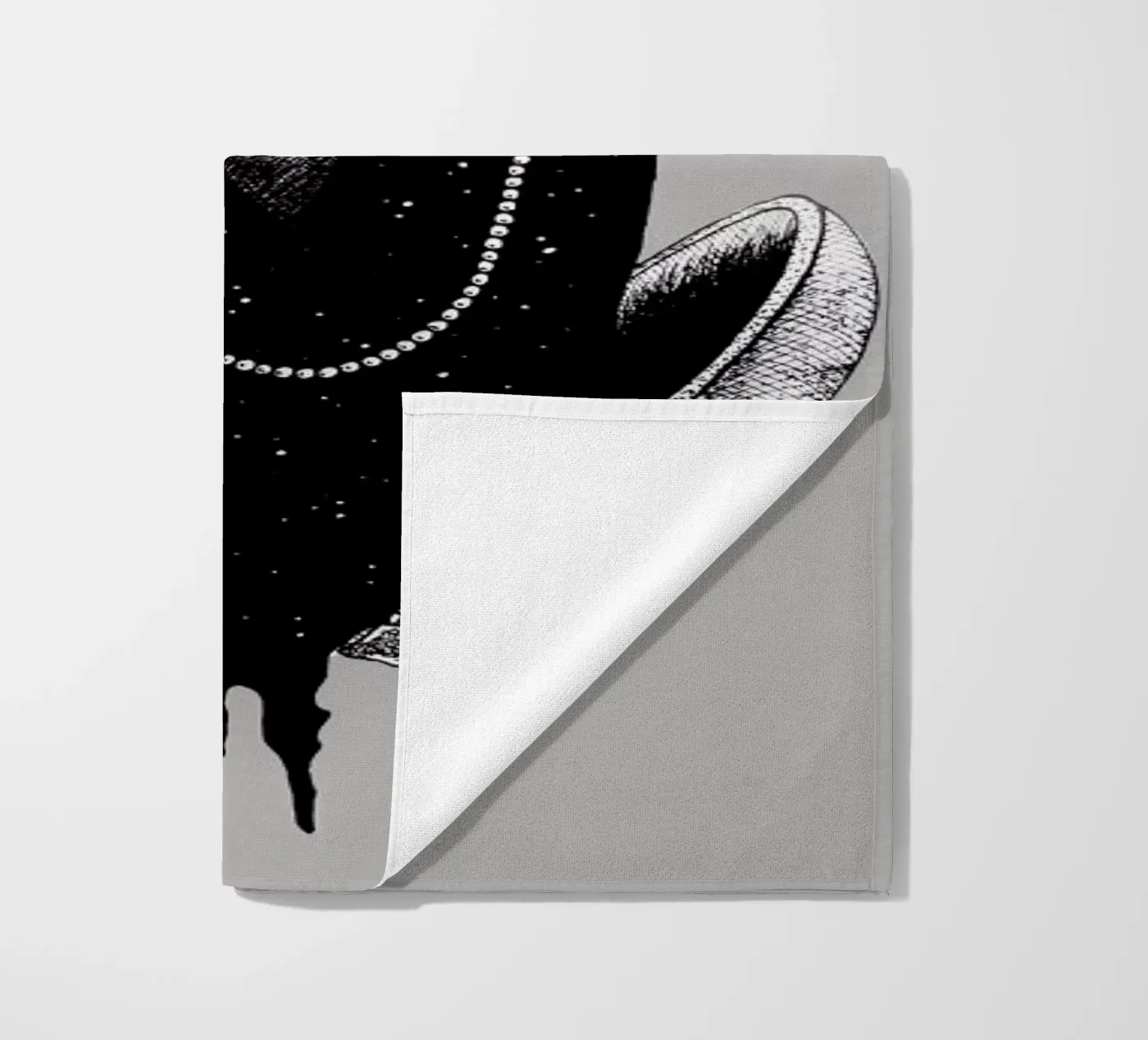 Goddess beach towel by Alejandra Sáenz