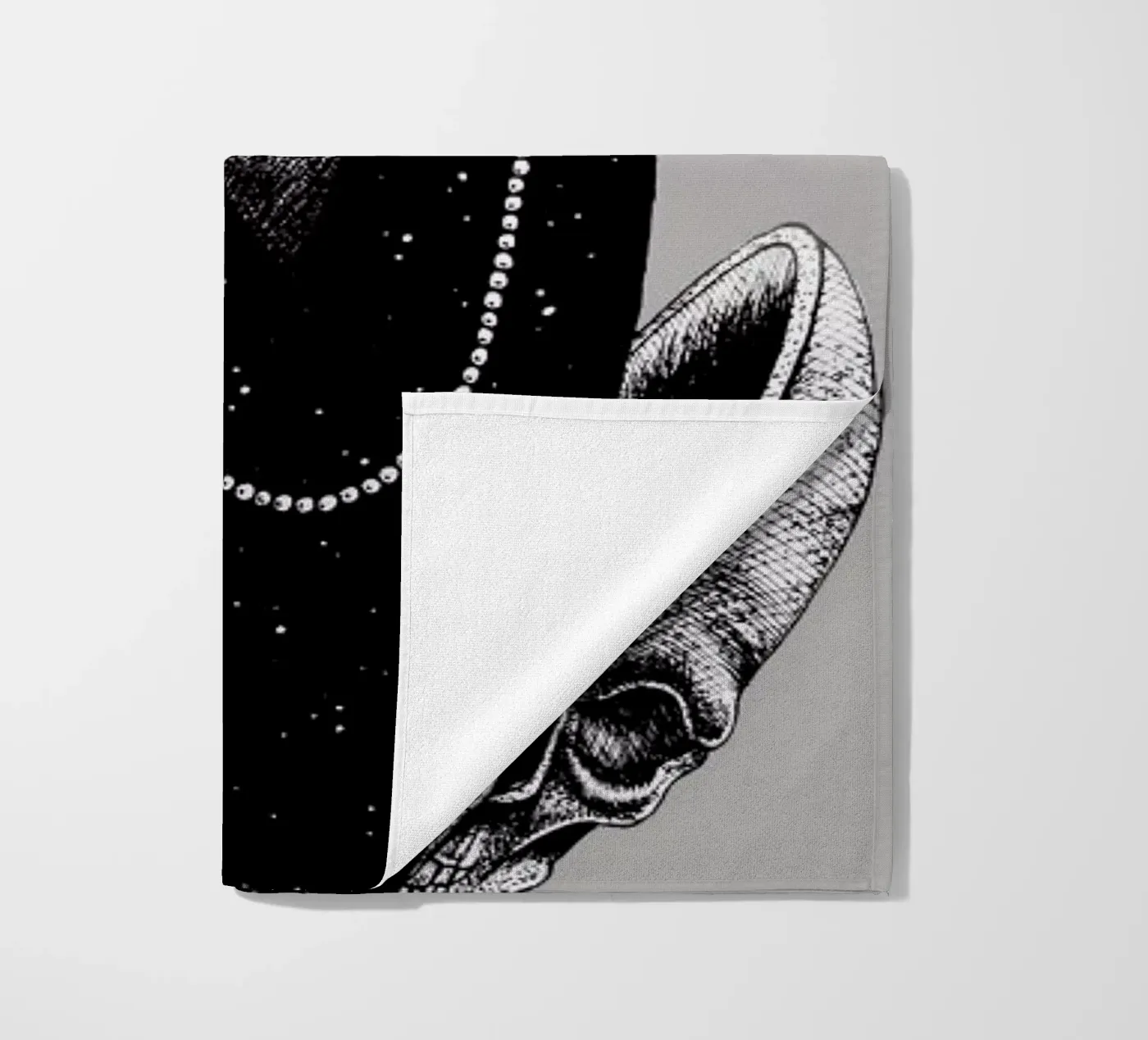 Goddess beach towel by Alejandra Sáenz