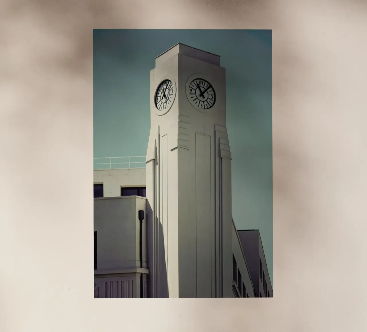 Clocktower pellicola backlit da Michael Belhadi