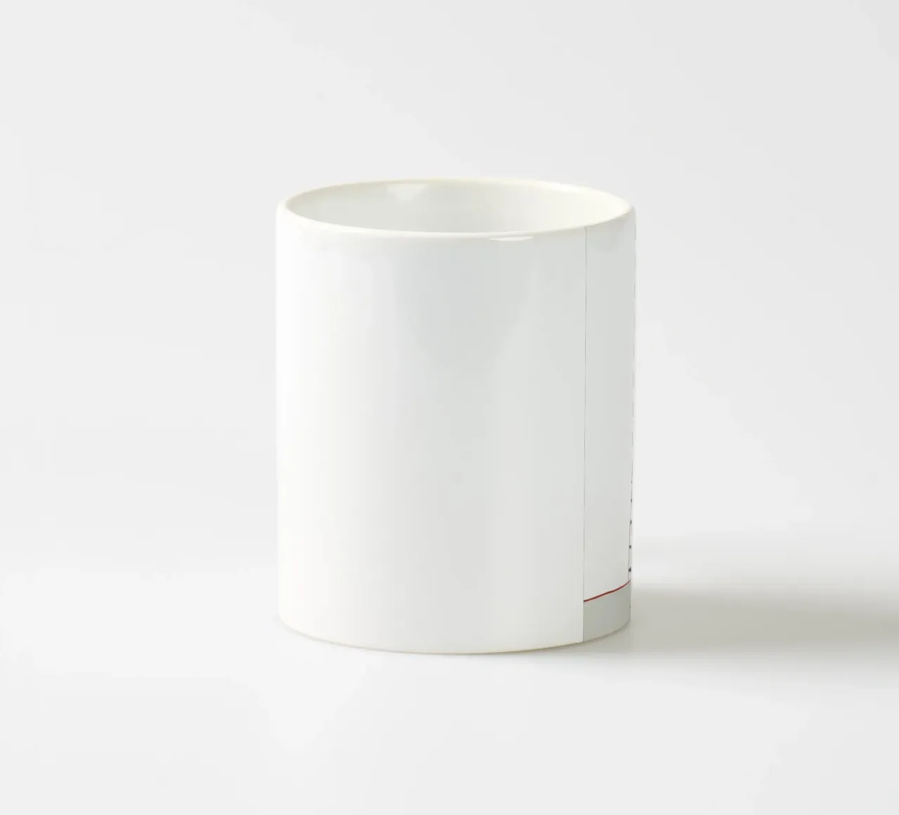 Gestreiftes Hemd Kaffee Keramik Tasse von Lumie Layers