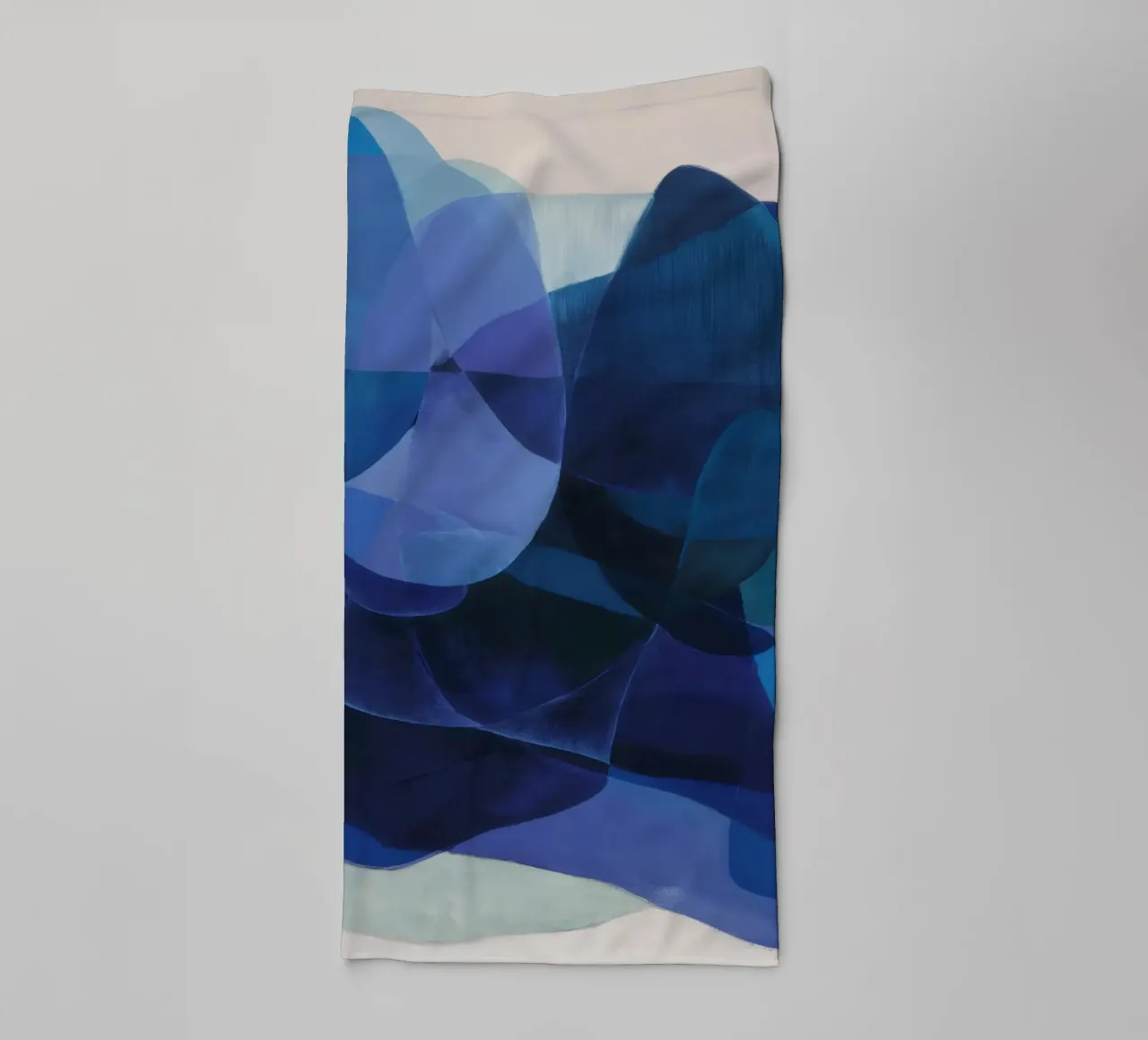 Echi di profondità cerulei asciugamano da bagno da Vivid Reverie