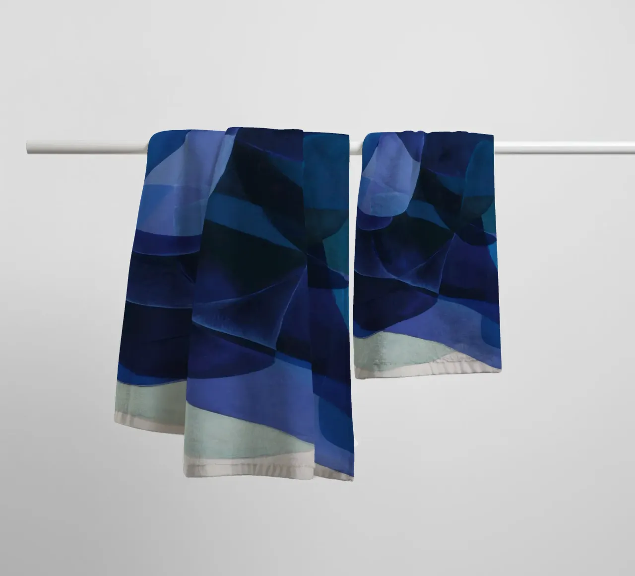 Echi di profondità cerulei asciugamano da bagno da Vivid Reverie