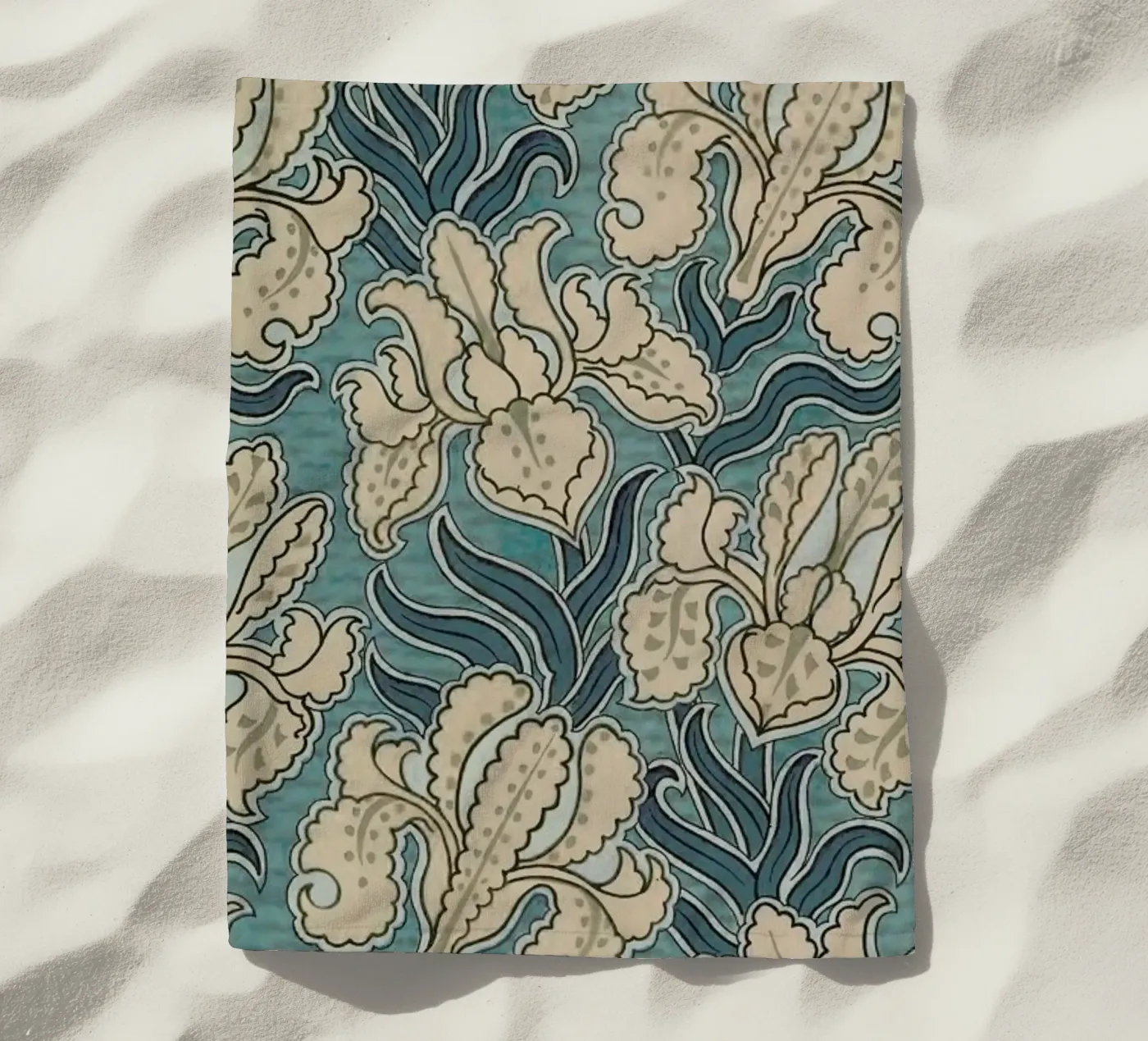 Grasset - Iris serviette de plage de Vintage by JUNIQE