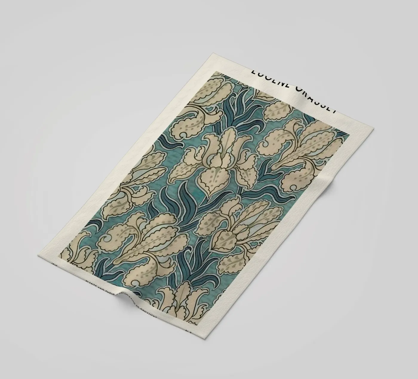 Grasset - Iris serviette de plage de Vintage by JUNIQE