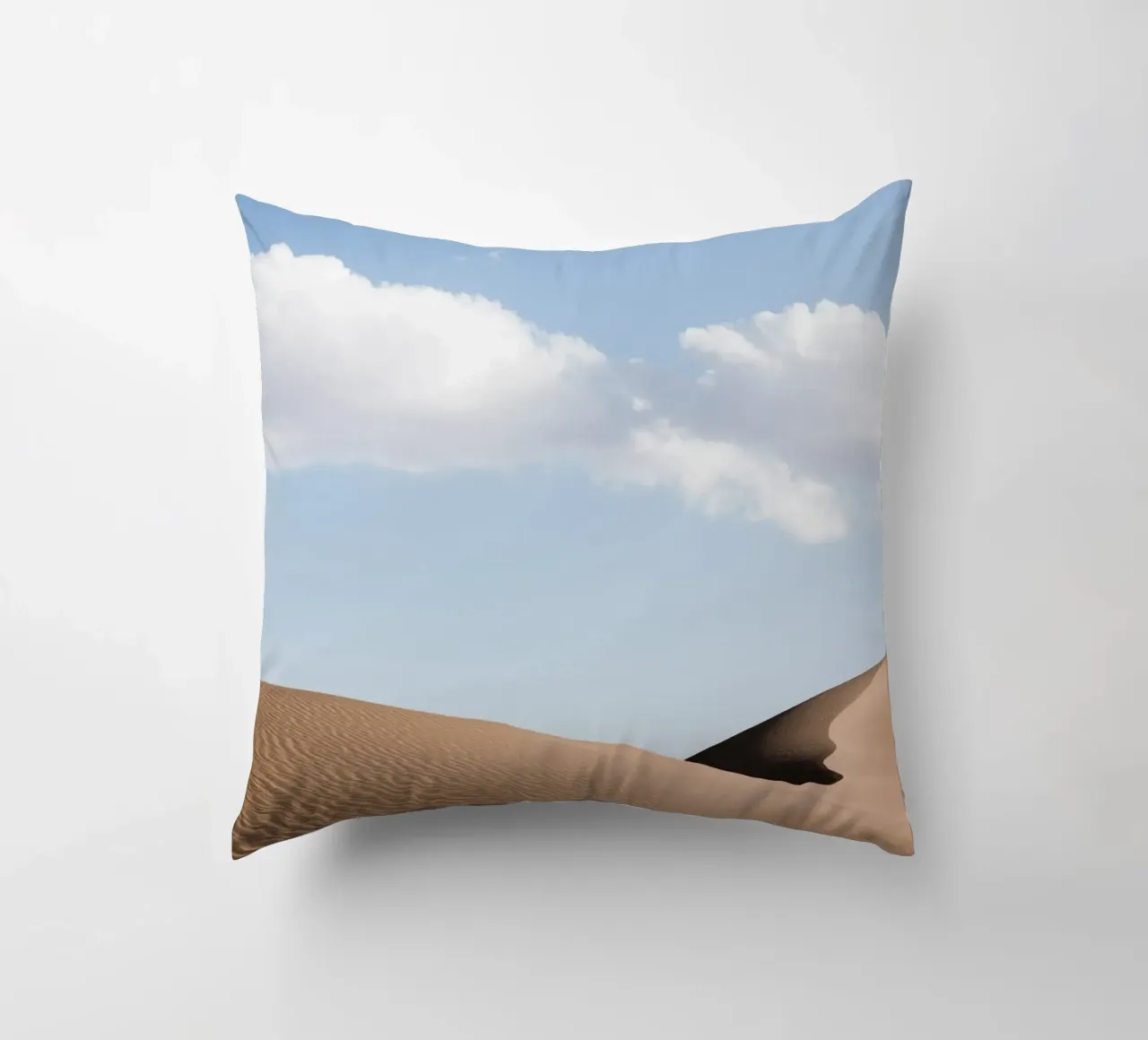 Clouds in the desert cuscino da photolovers
