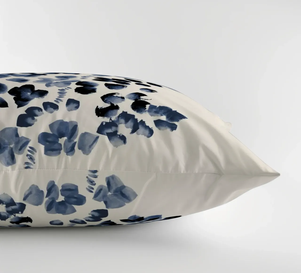 Danushka - Fiori su una vite I cuscino da The Artcircle